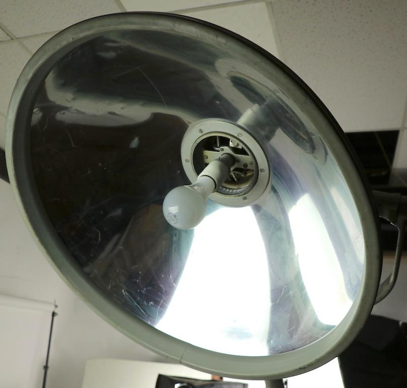 Américain Grand lampadaire médical réglable de Crouse Hinds American Surgical Luminaire en vente