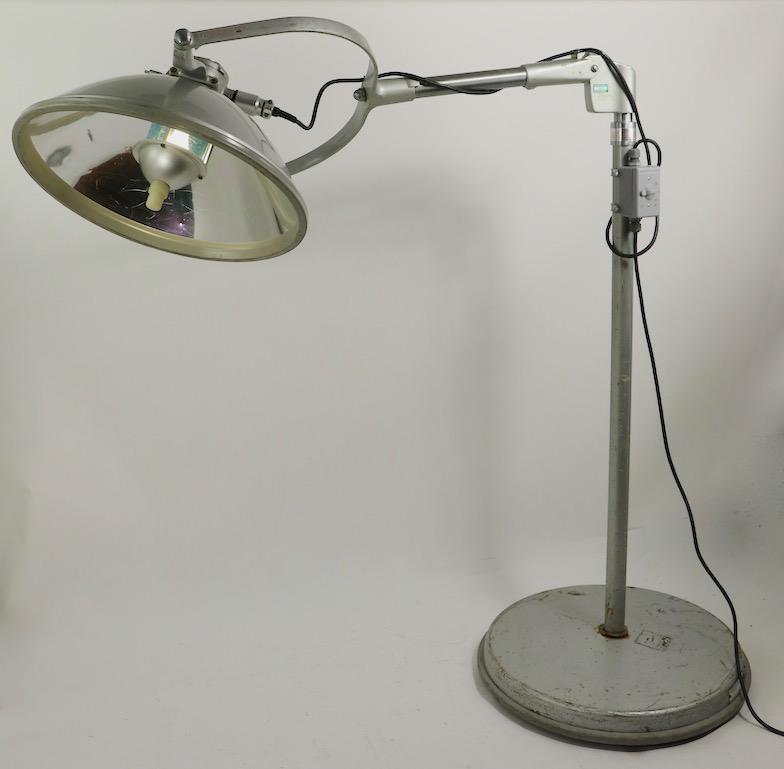 Große verstellbare medizinische Stehlampe von Crouse Hinds, American Surgical Luminaire im Zustand „Gut“ im Angebot in New York, NY