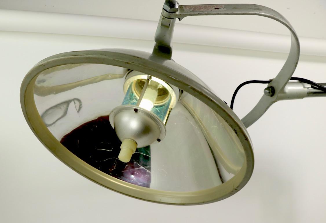 20ième siècle Grand lampadaire médical réglable de Crouse Hinds American Surgical Luminaire en vente