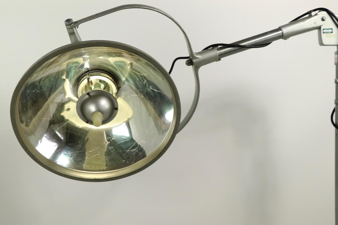 Acier Grand lampadaire médical réglable de Crouse Hinds American Surgical Luminaire en vente