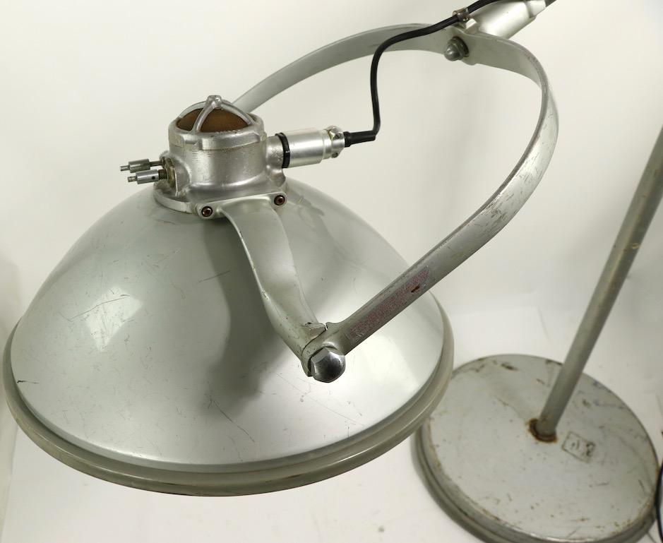 Grand lampadaire médical réglable de Crouse Hinds American Surgical Luminaire en vente 2