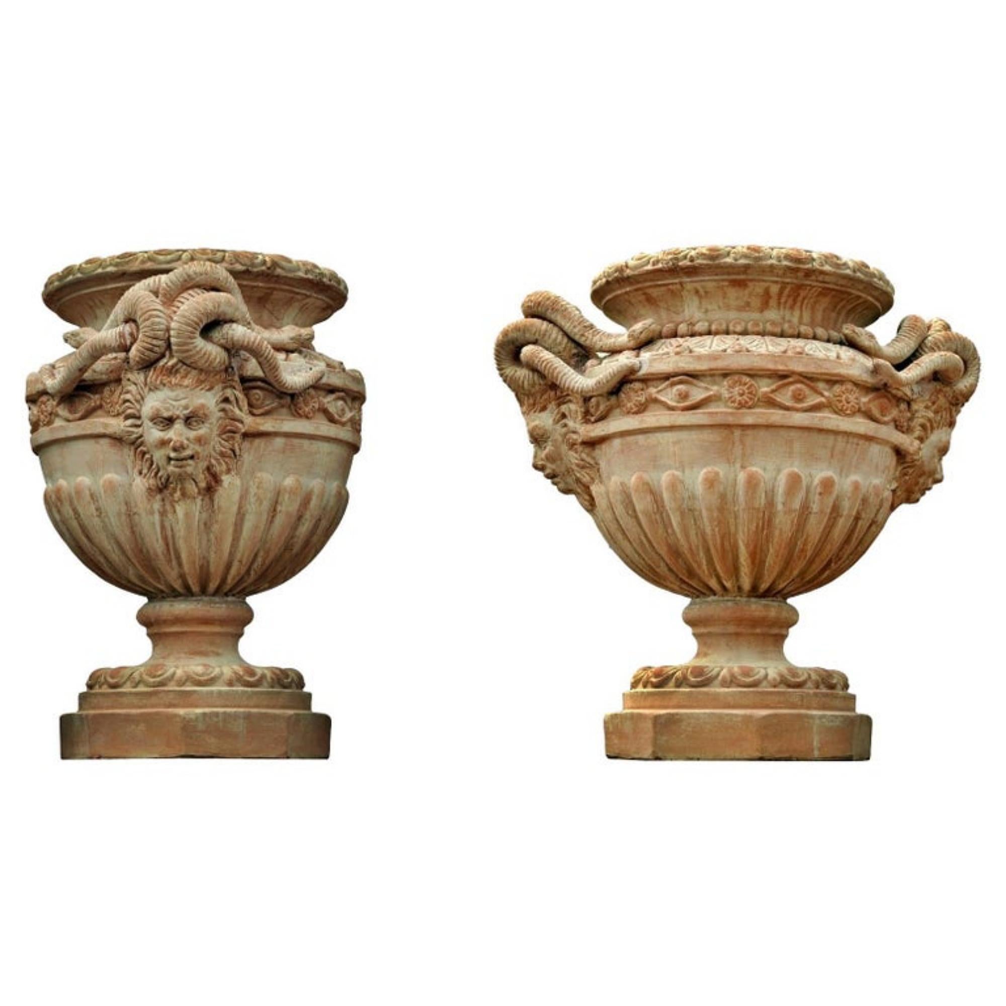 Fait main Grand vase de la Renaissance florentine médiévale avec Méduses, début du 20ème siècle en vente