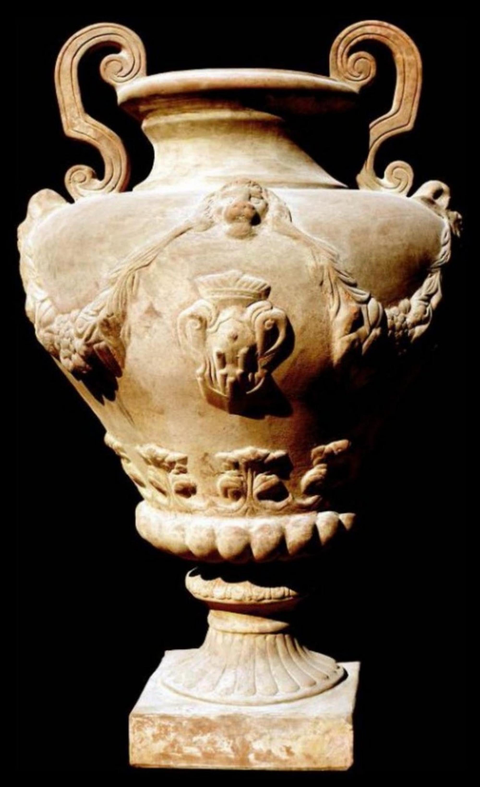 Moderne Grand vase orné de Médicis toscan en terre cuite 20ème siècle en vente