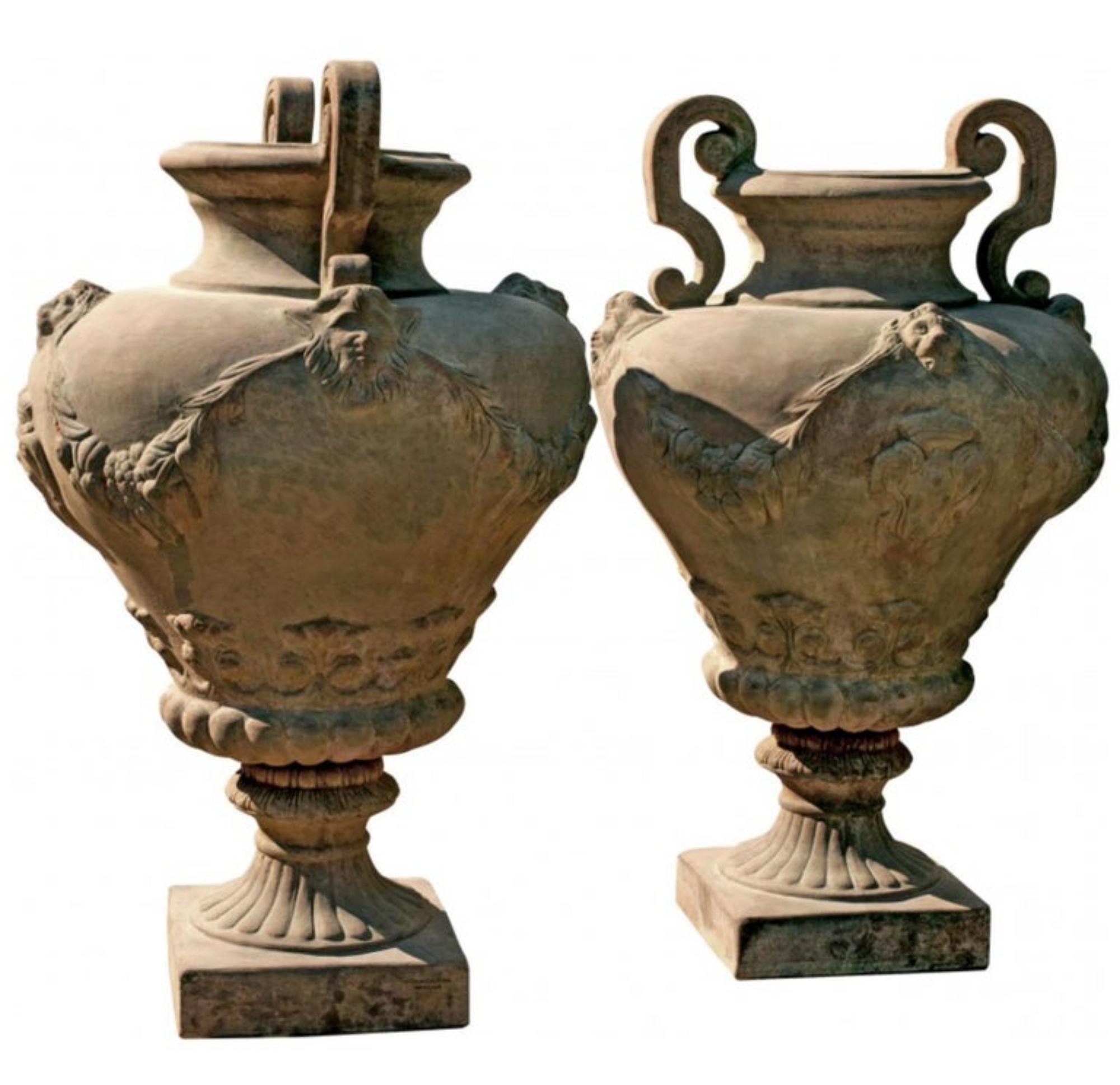 italien Grand vase orné de Médicis toscan en terre cuite 20ème siècle en vente