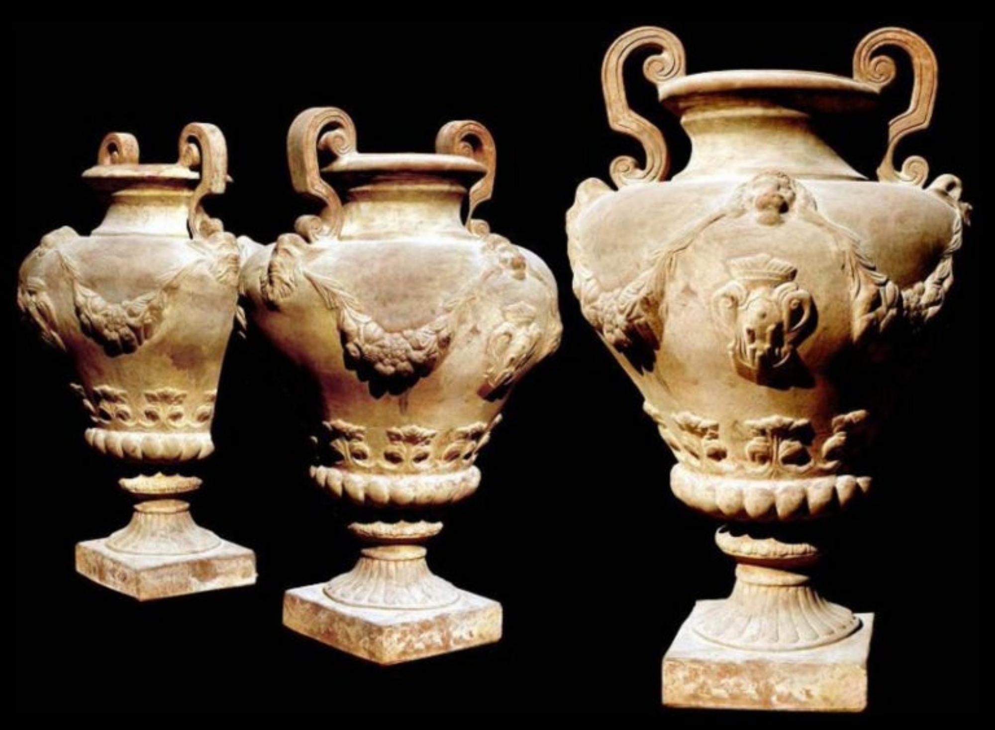 Sculpté à la main Grand vase orné de Médicis toscan en terre cuite 20ème siècle en vente