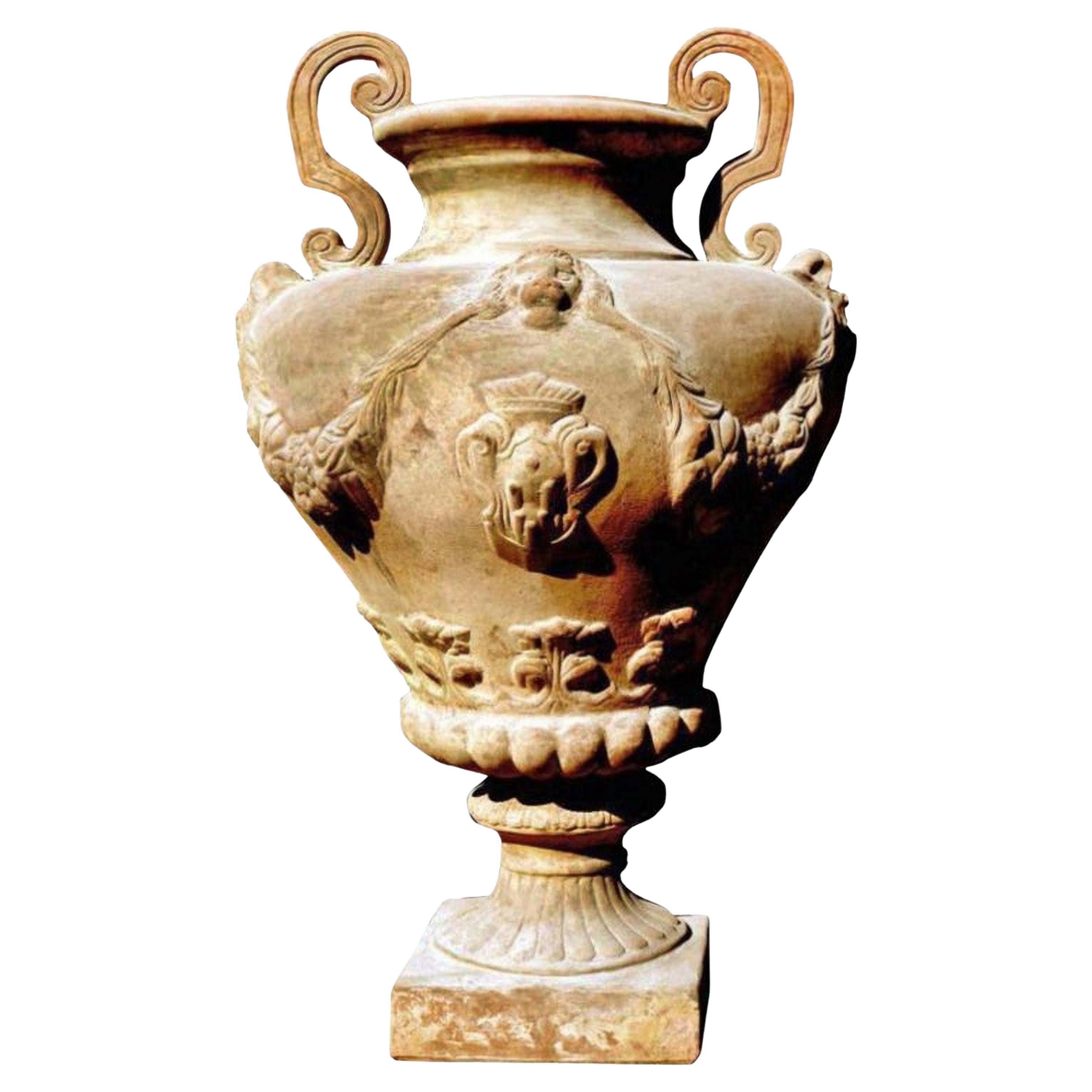 Grand vase orné de Médicis toscan en terre cuite 20ème siècle en vente