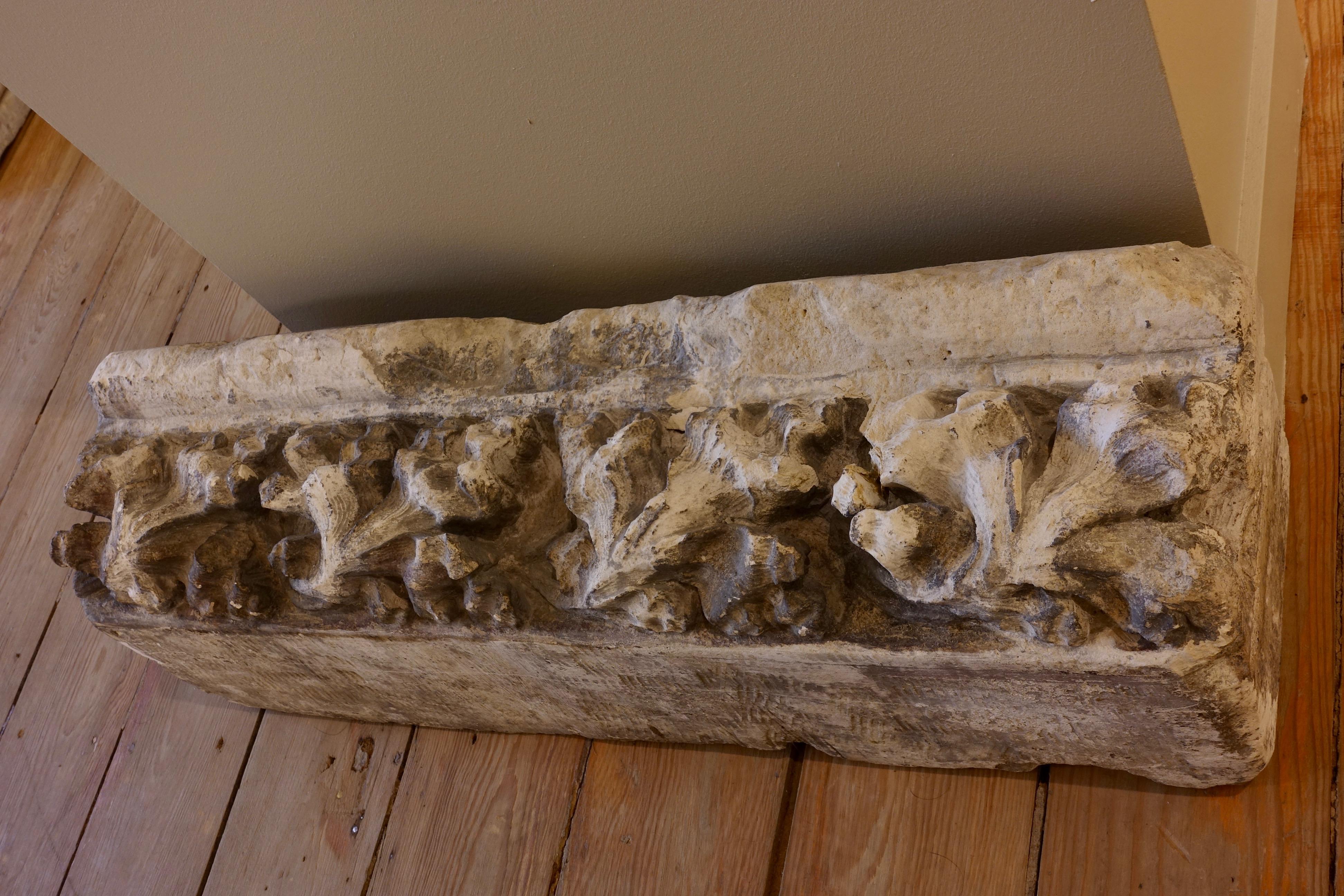 Large Medieval carved frieze - France, 14th-15th century In Good Condition For Sale In Bruxelles, BE