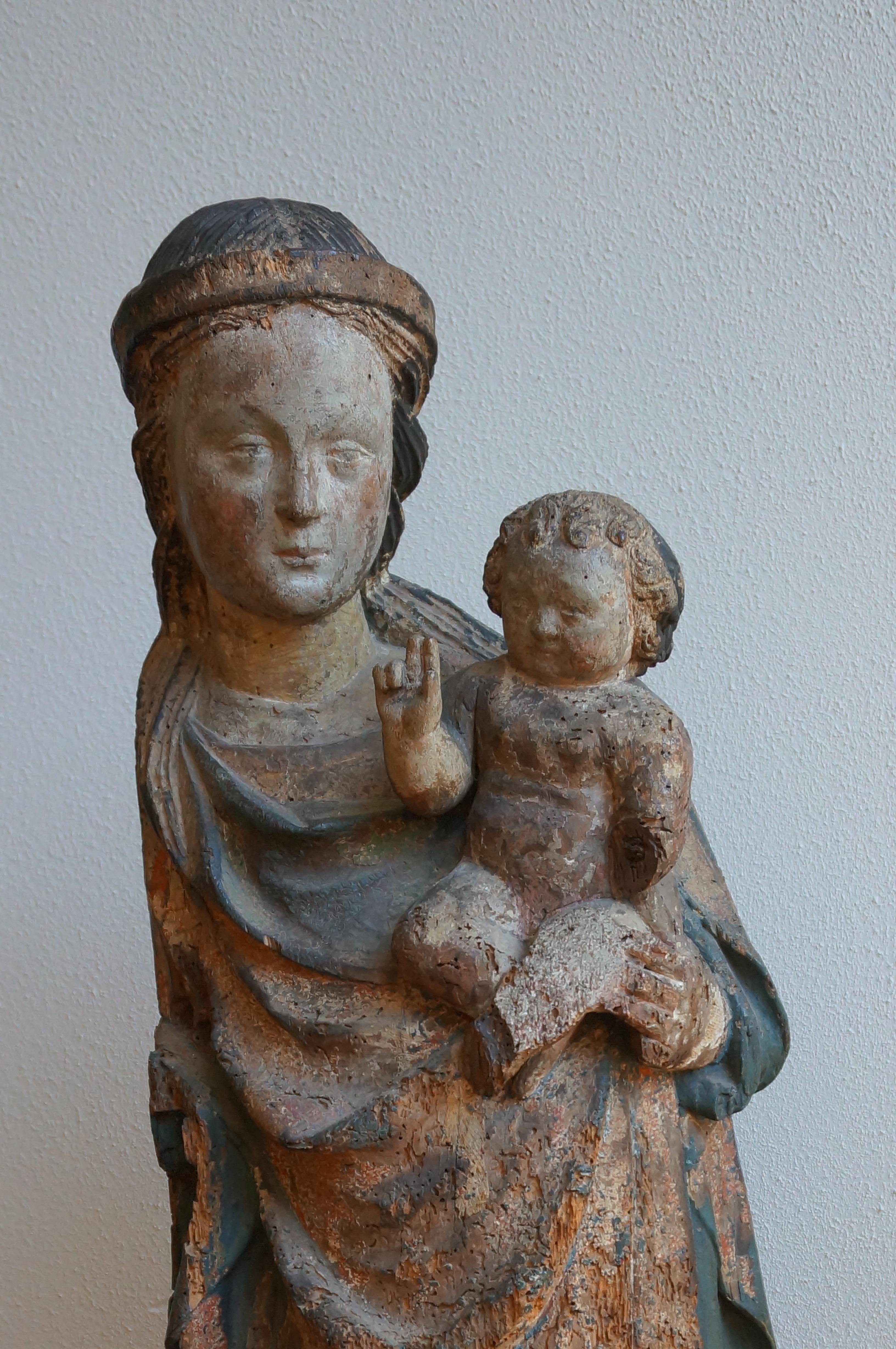Medieval sculpture of the virgin Mary with the child Jesus, Northern France, early Gothic period.

Mary wears a hairband and has an internalized look. The Jesus child has a comparatively large head to express his wisdom. Mary’s hair arrangement is