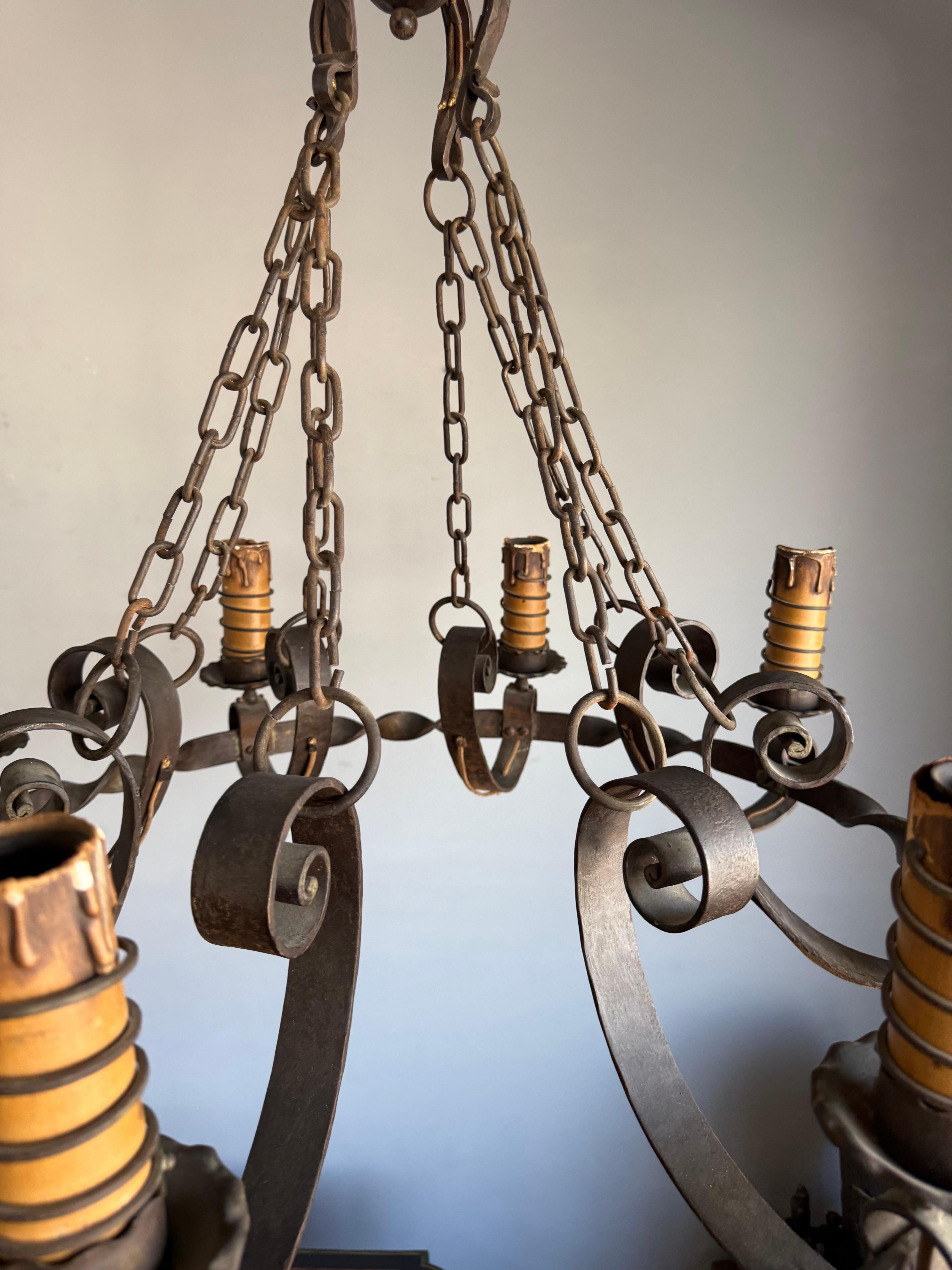 Grand lustre de château médiéval en fer forgé pour salle à manger ou restaurant en vente 7