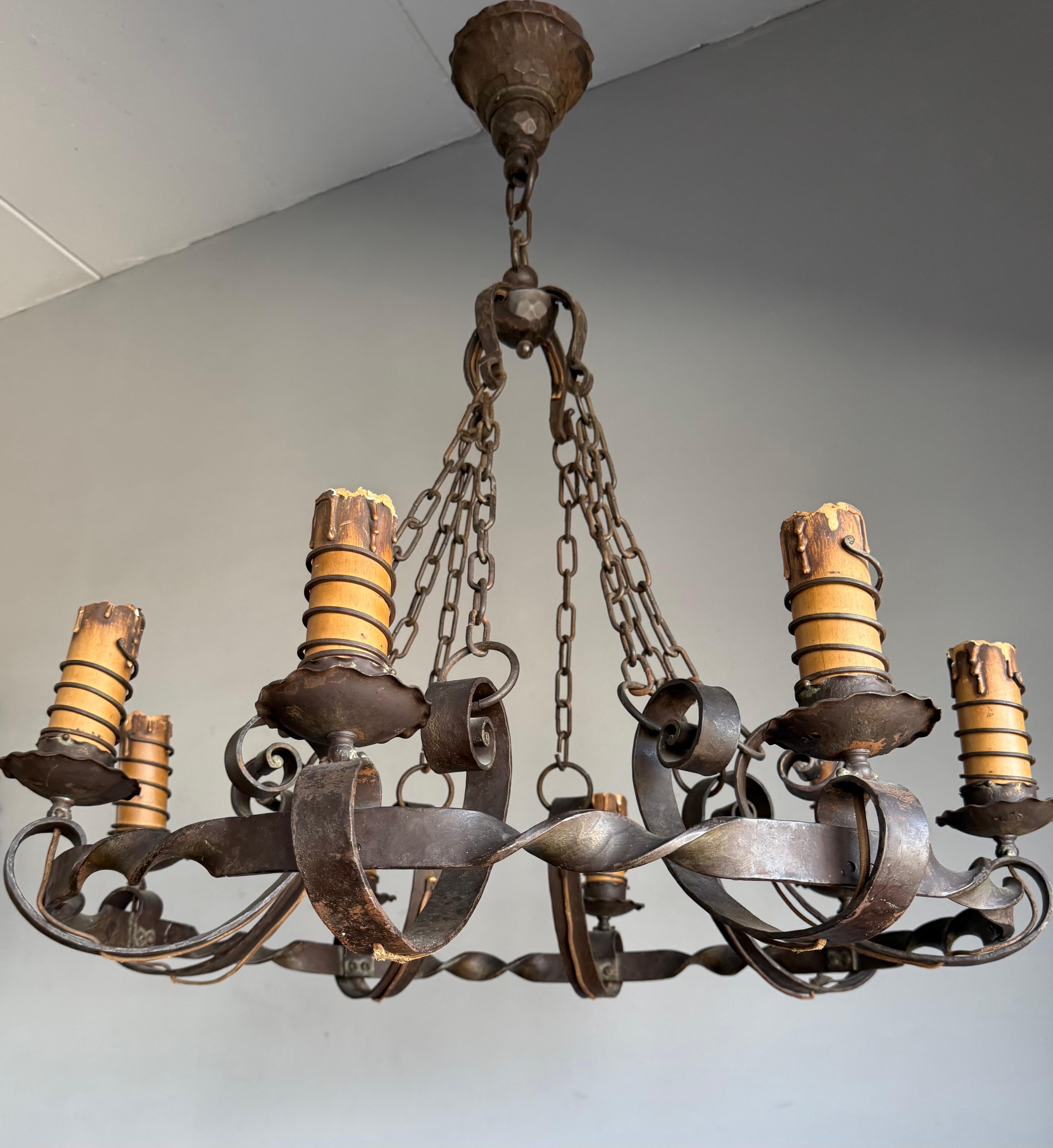 Magnifique lustre à huit lumières de style château forgé à la main, rayonnant de qualité et d'artisanat.

Ce lustre à huit lumières de bonne qualité, entièrement forgé à la main, présente de très beaux détails qui le placent au-dessus de la moyenne.