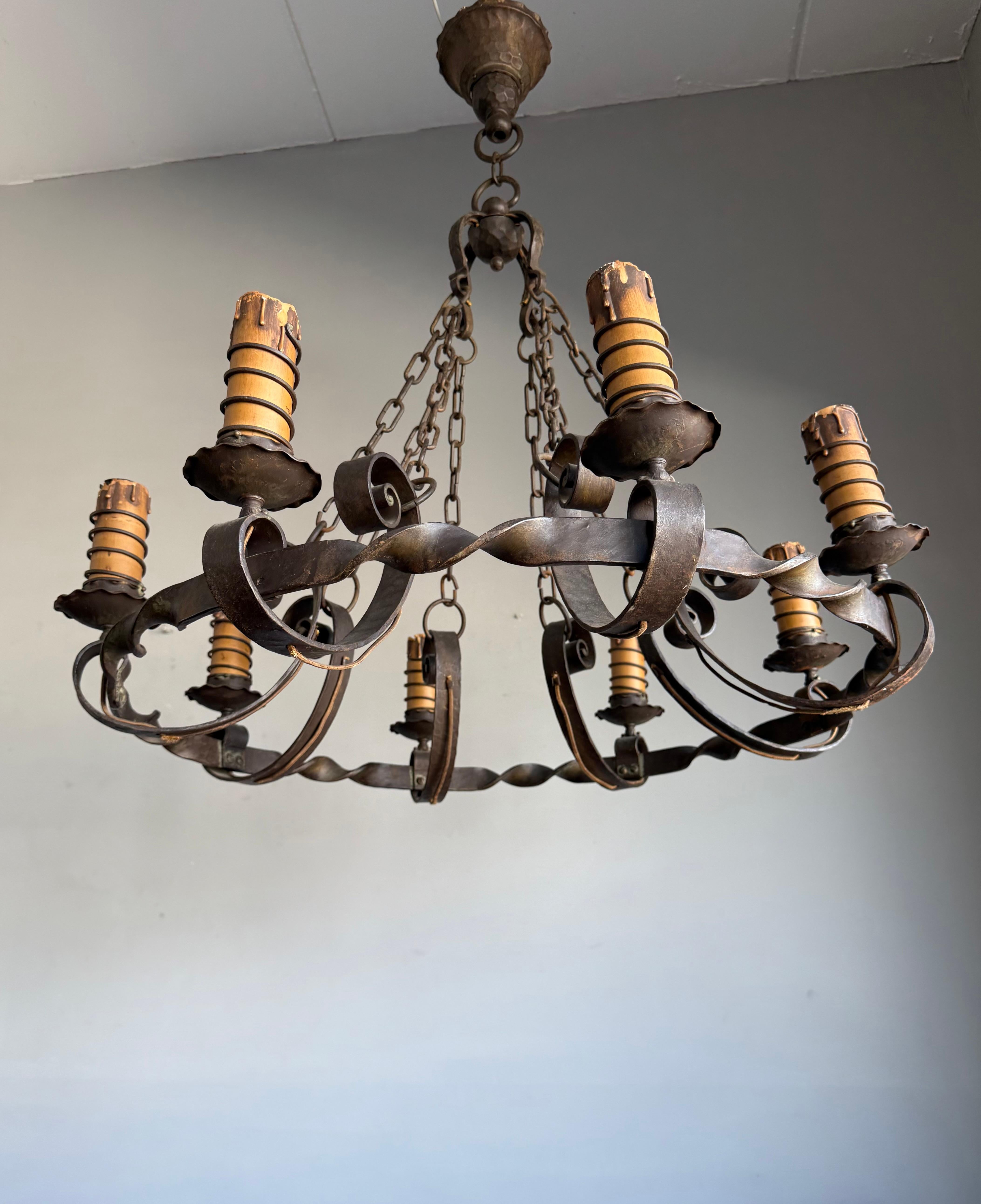 Européen Grand lustre de château médiéval en fer forgé pour salle à manger ou restaurant en vente
