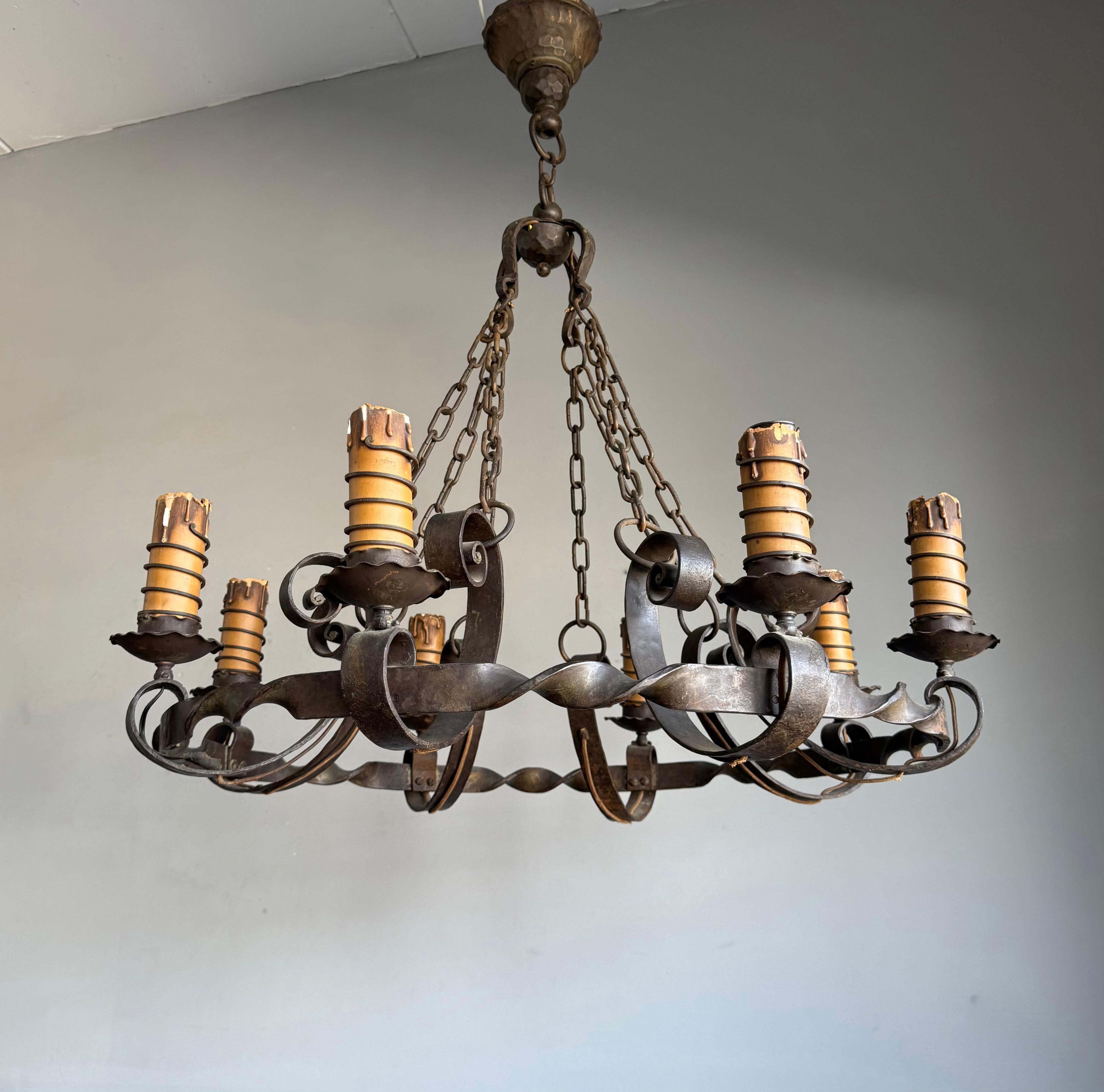 Forgé Grand lustre de château médiéval en fer forgé pour salle à manger ou restaurant en vente