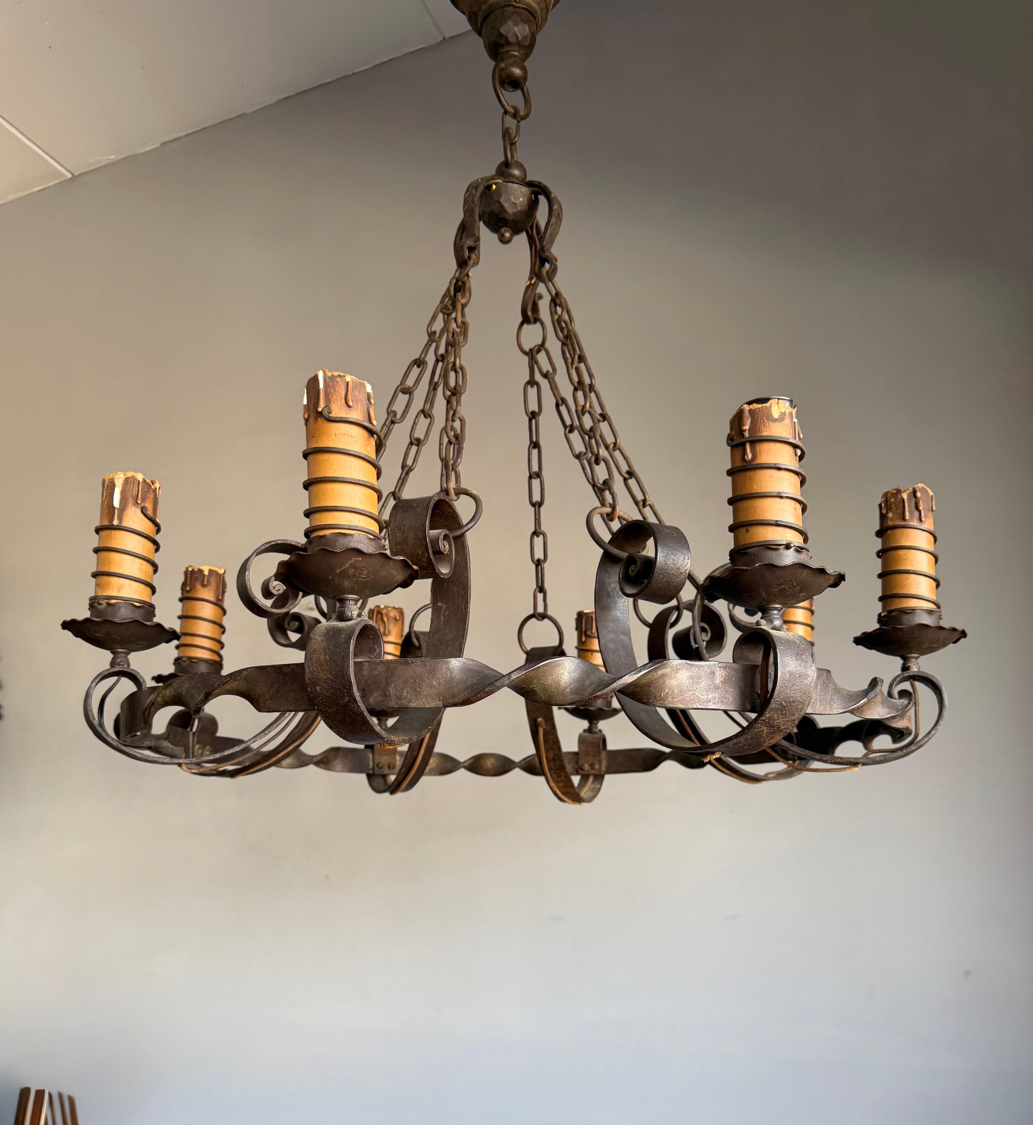 20ième siècle Grand lustre de château médiéval en fer forgé pour salle à manger ou restaurant en vente