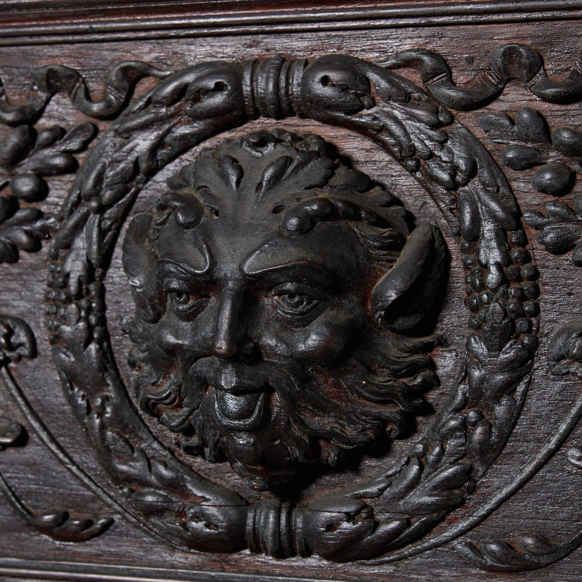 Große Wandtafel aus geschnitzter Eiche im mittelalterlichen Stil im Angebot 3