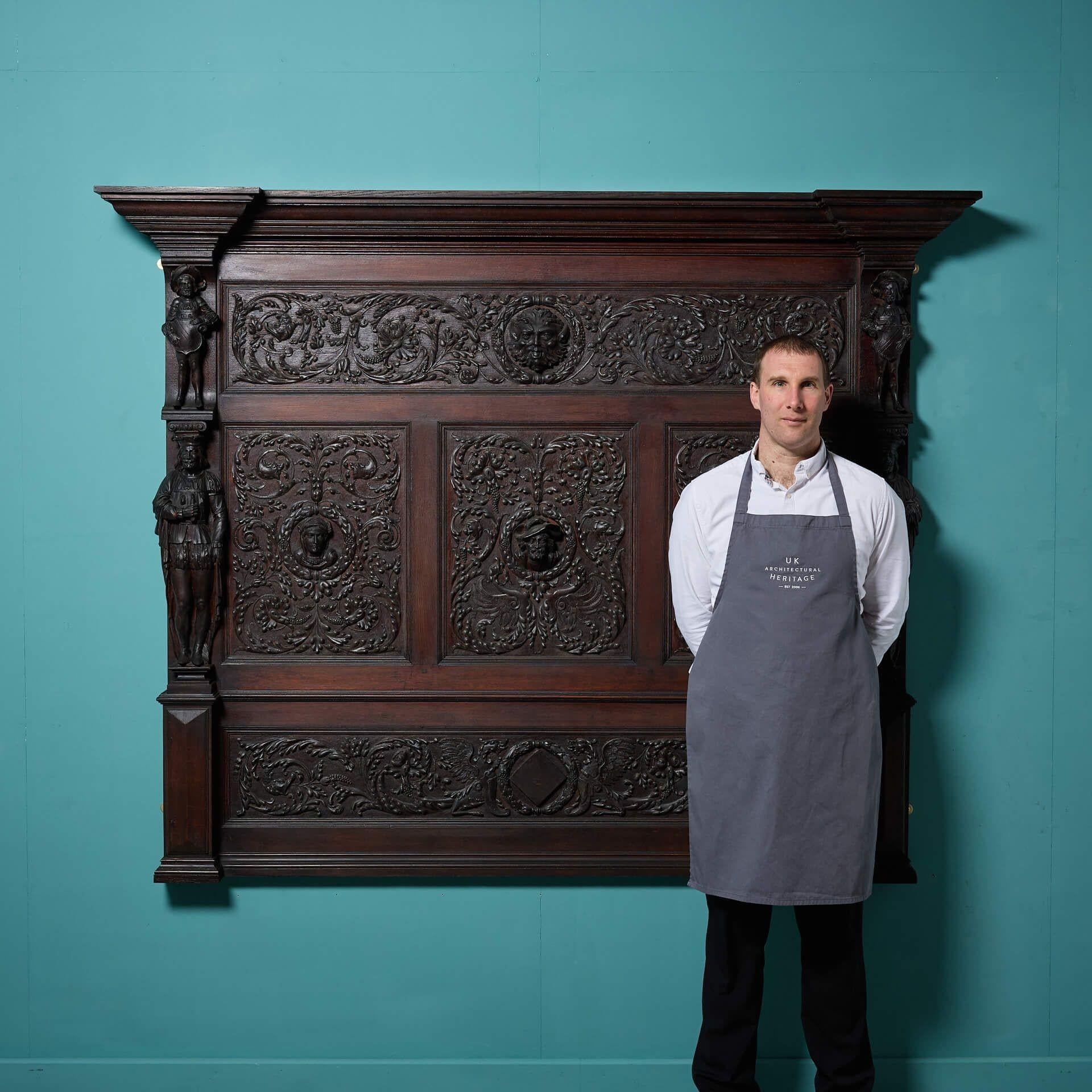 Ein großer und stark handgeschnitzter viktorianischer Wandbehang aus Eiche im mittelalterlichen Stil, der eine Reihe von drei Tafeln mit figürlichen Schnitzereien zeigt.

Dieses Eichenholzpaneel, das früher als Kaminverkleidung diente, wurde zu