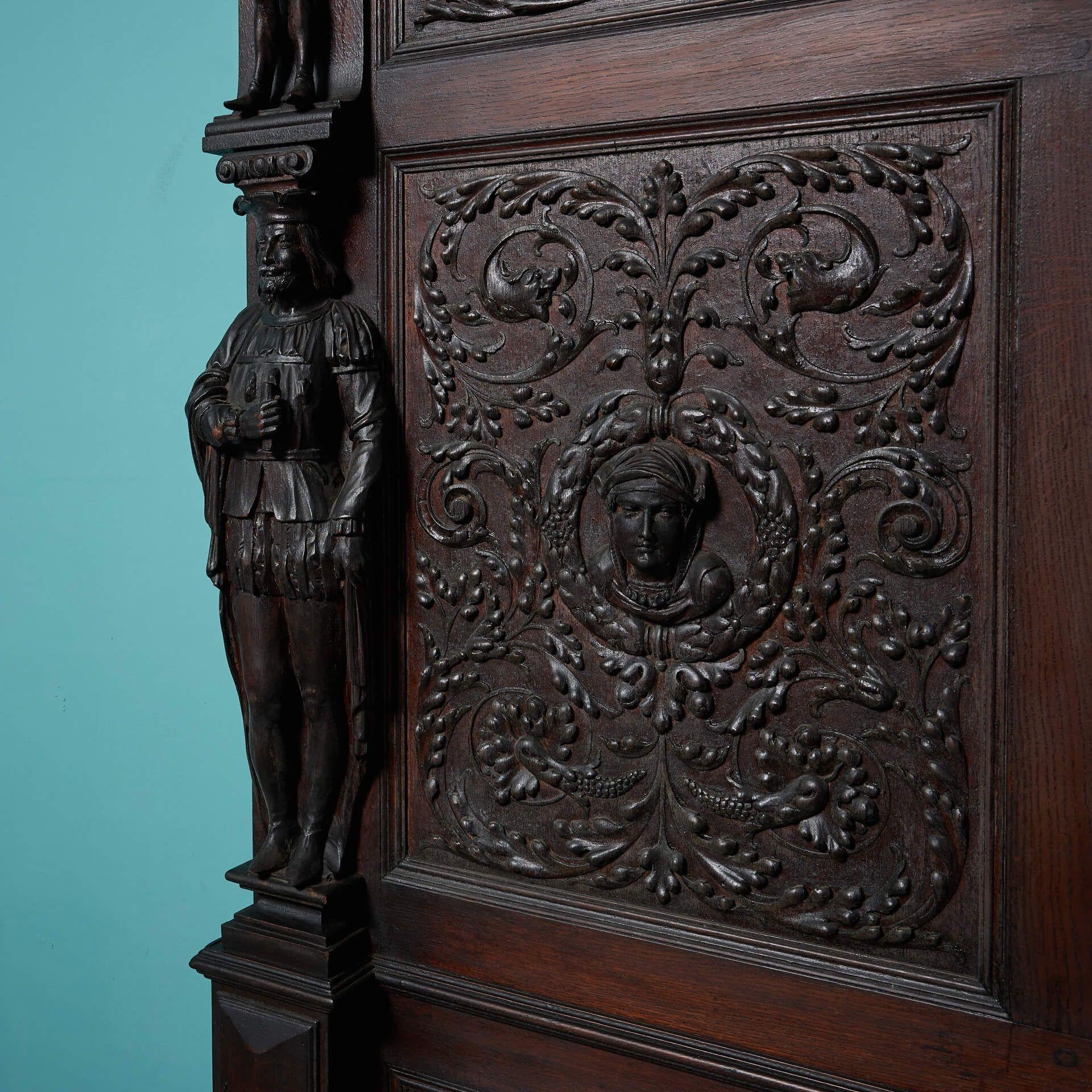 Große Wandtafel aus geschnitzter Eiche im mittelalterlichen Stil (Jakobinisch) im Angebot