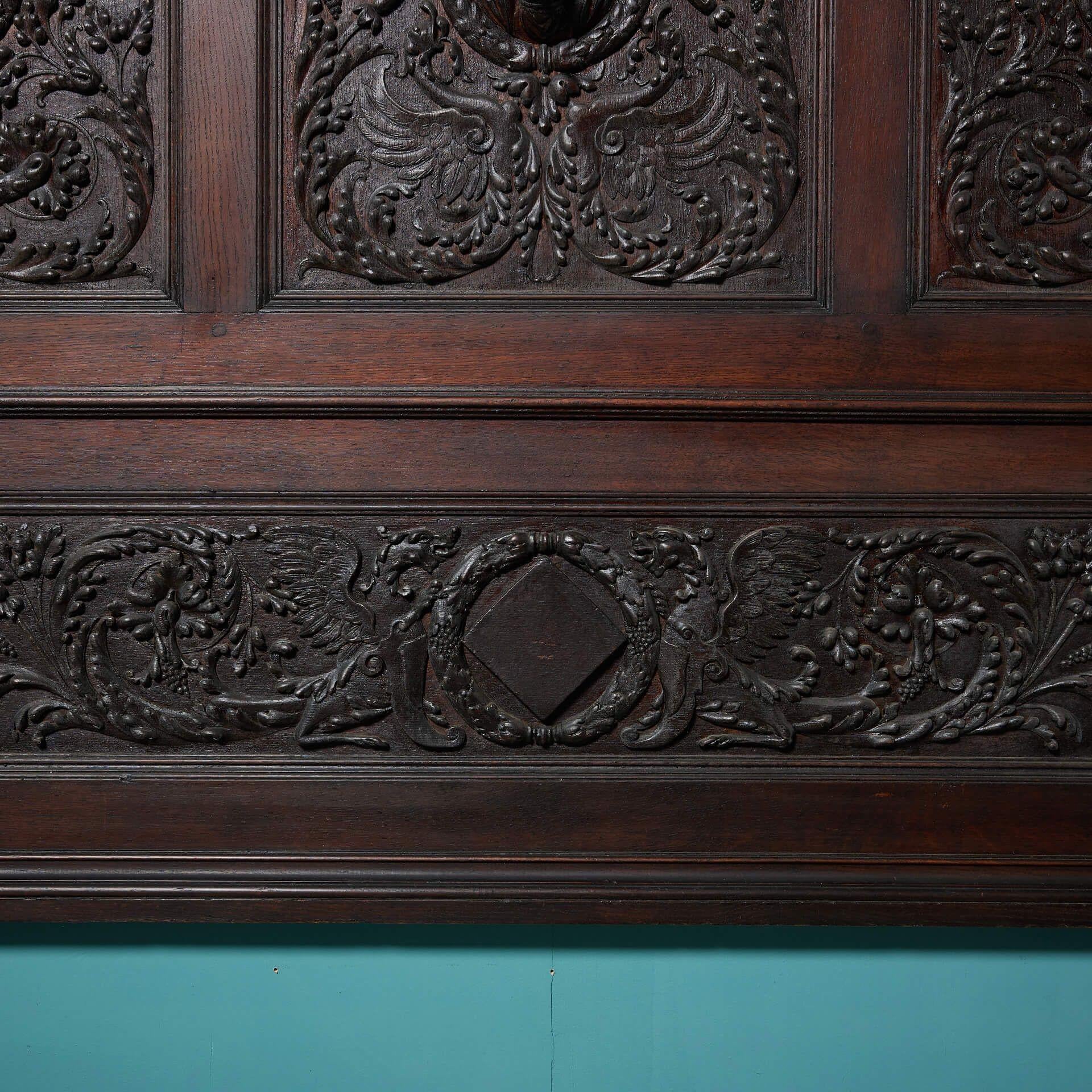 Große Wandtafel aus geschnitzter Eiche im mittelalterlichen Stil im Zustand „Relativ gut“ im Angebot in Wormelow, Herefordshire
