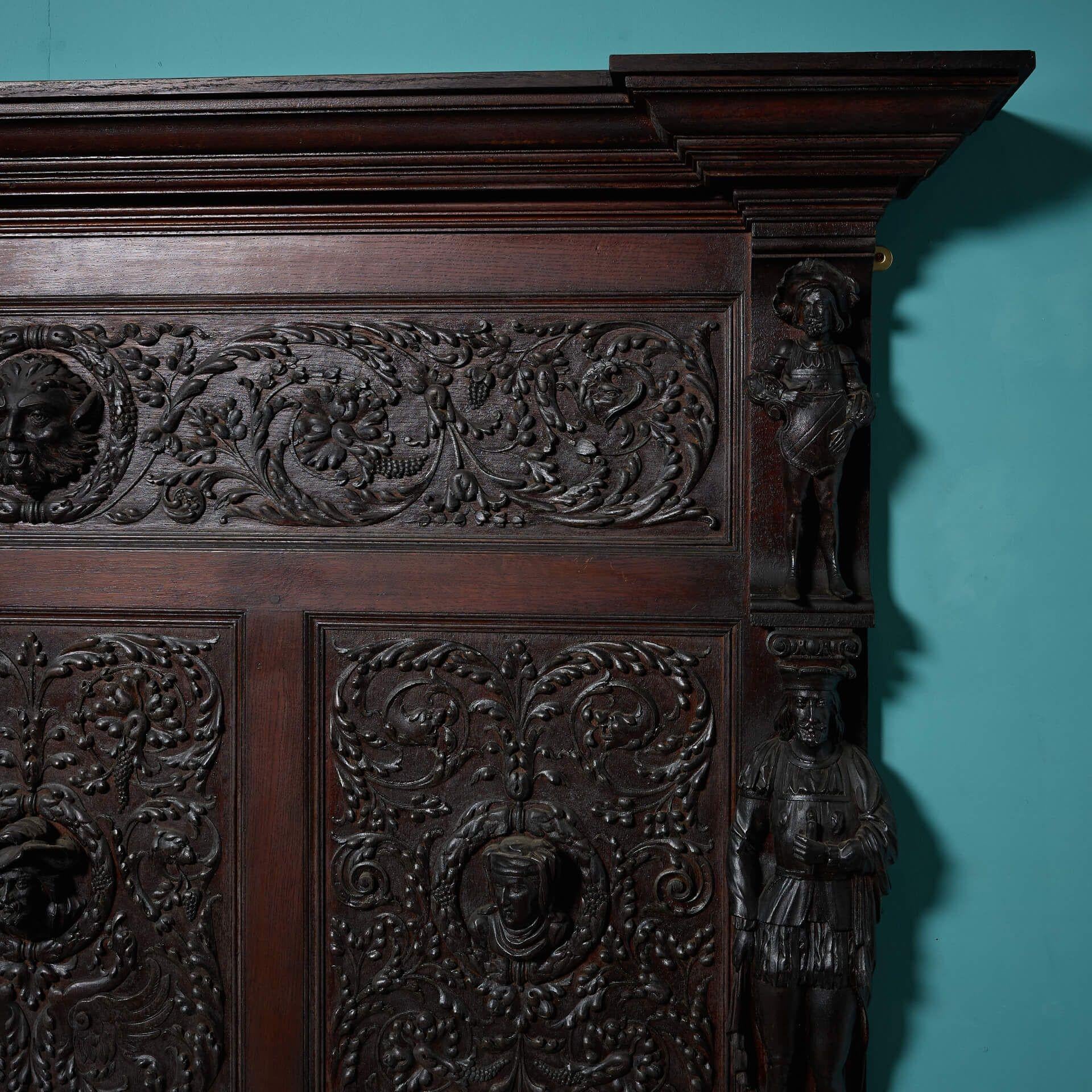 Große Wandtafel aus geschnitzter Eiche im mittelalterlichen Stil (19. Jahrhundert) im Angebot