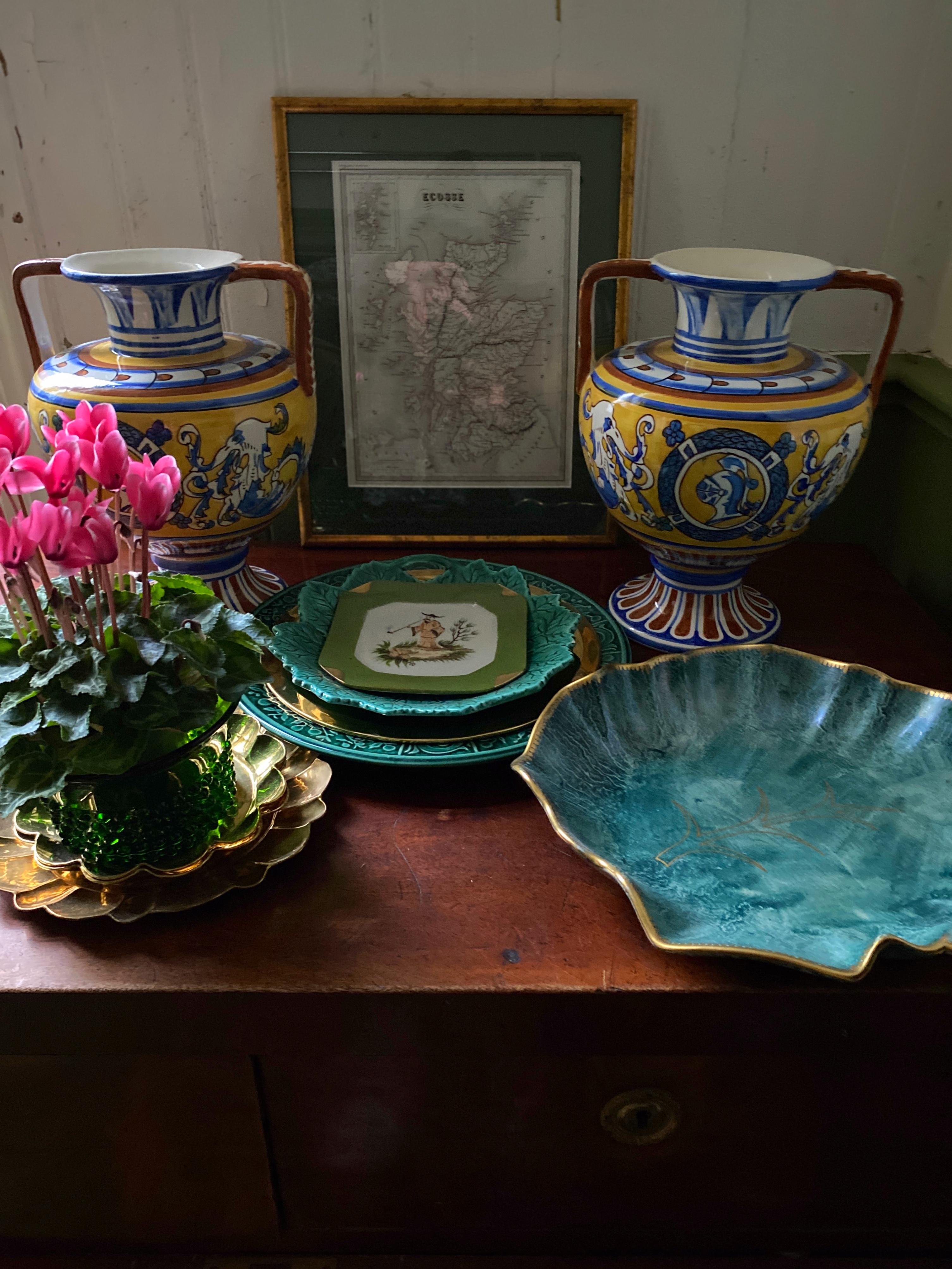 Une paire de grands vases français absolument étonnants avec un look méditerranéen de la Côte d'Azur. Décoration peinte à la main d'un chevalier et de dragons dans les couleurs traditionnelles de jaune, brun et bleu. Des poignées exceptionnelles