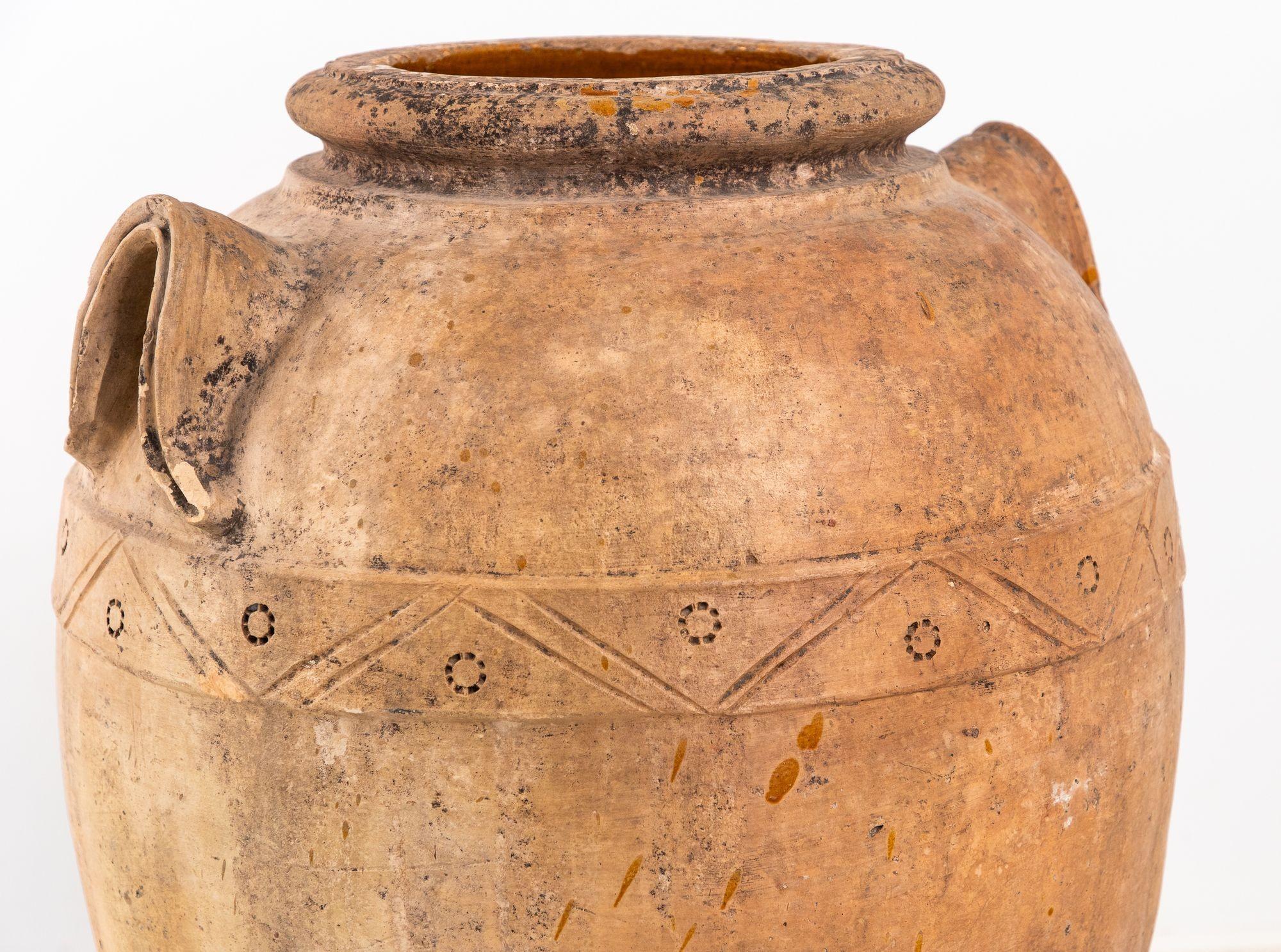Terre cuite Grand pot à olives méditerranéen en terre cuite avec deux poignées, milieu du 20e siècle en vente