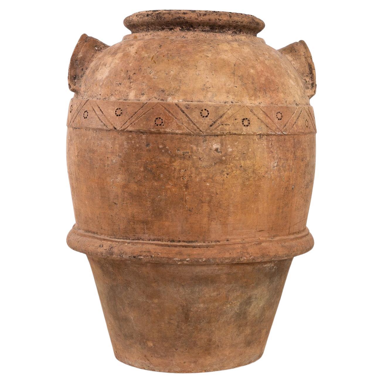 Gran tarro mediterráneo de terracota para aceitunas con dos asas, mediados del siglo XX