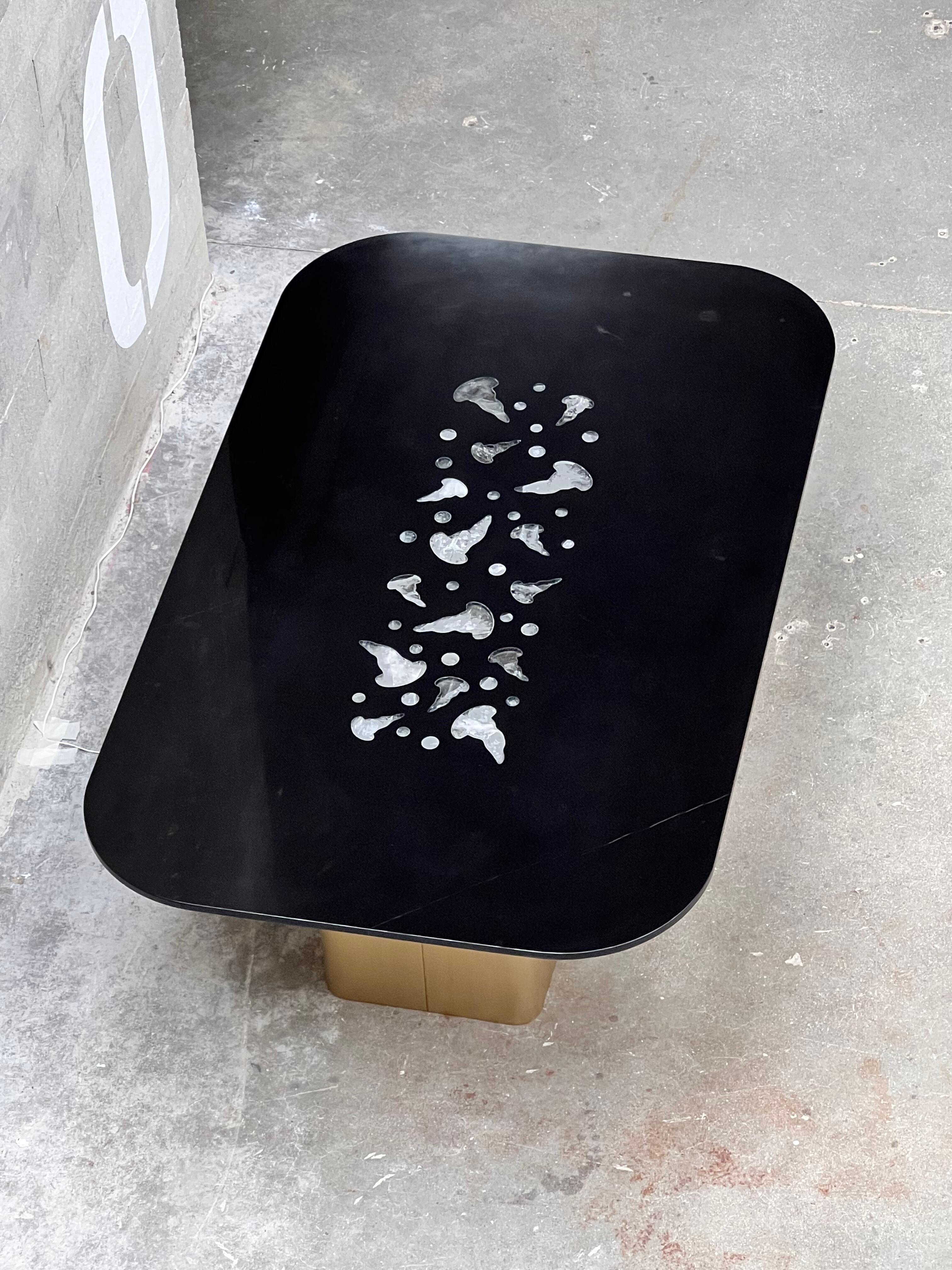 Gran mesa de comedor Medusa de mármol negro y cristal de roca con luz integrada en Nuevo estado para la venta en CHOISY-LE-ROI, FR