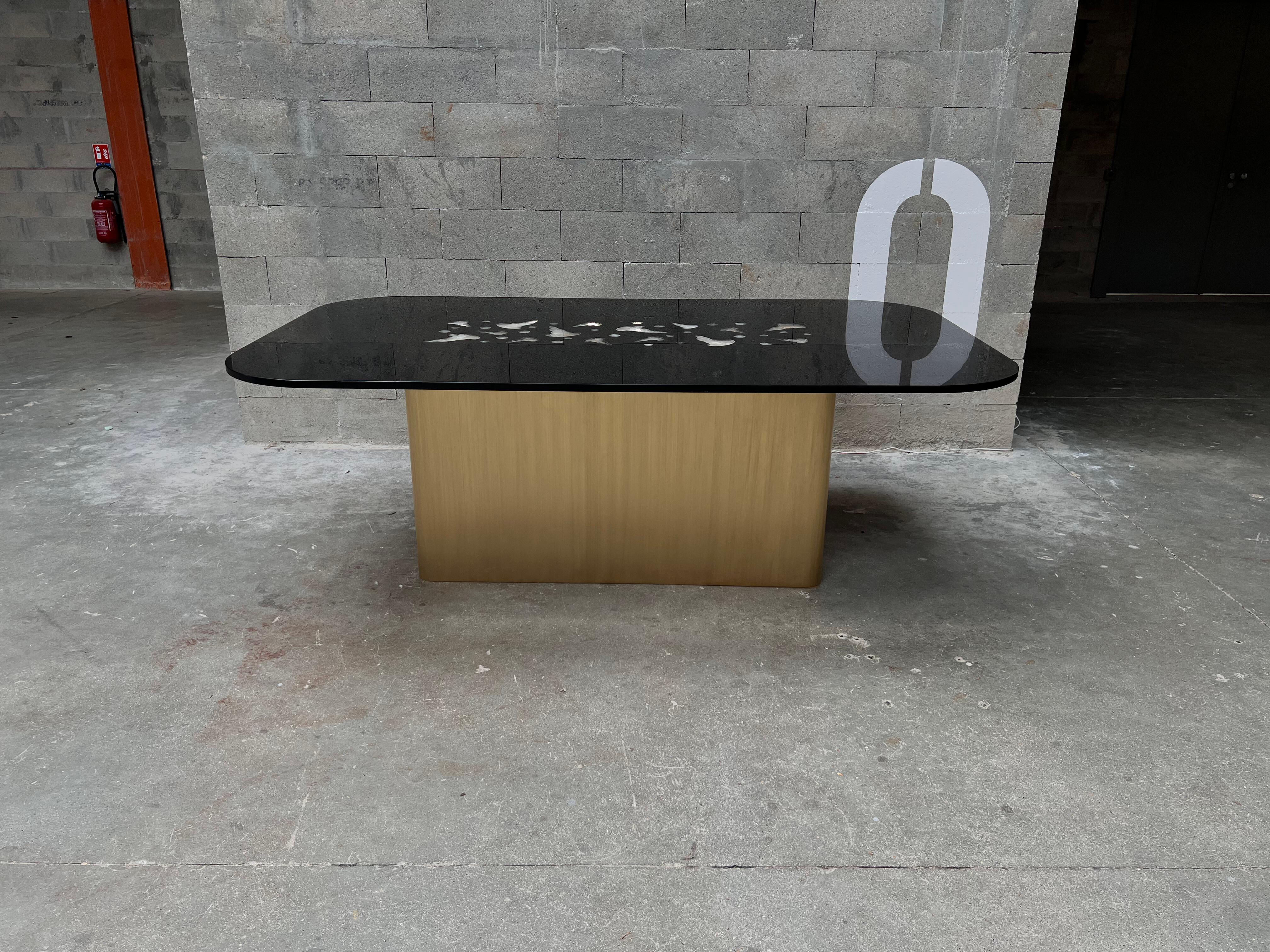 Gran mesa de comedor Medusa de mármol negro y cristal de roca con luz integrada Siglo XXI y contemporáneo en venta