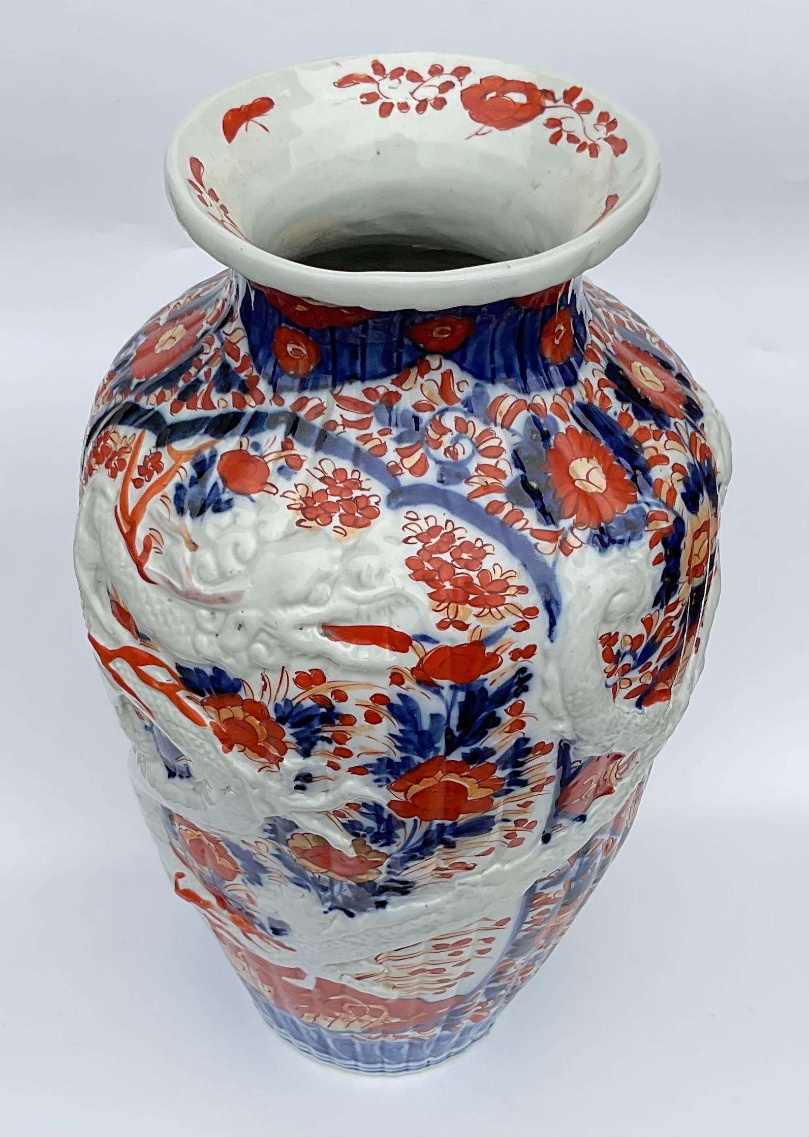 LARGE Meiji Era Japanese Imari Full Dragon Vase with Amazing Detail  For Sale 2