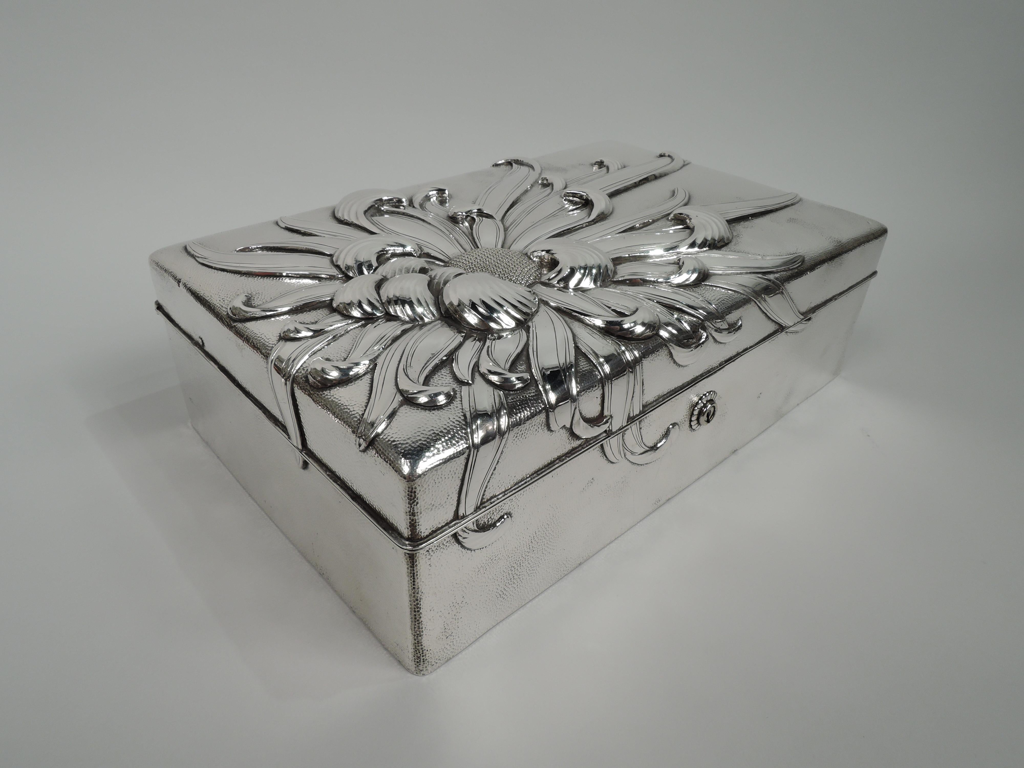 Large Meiji-Era Japanese Silver Box with Bold and Striking Chrysanthemum In Good Condition In New York, NY