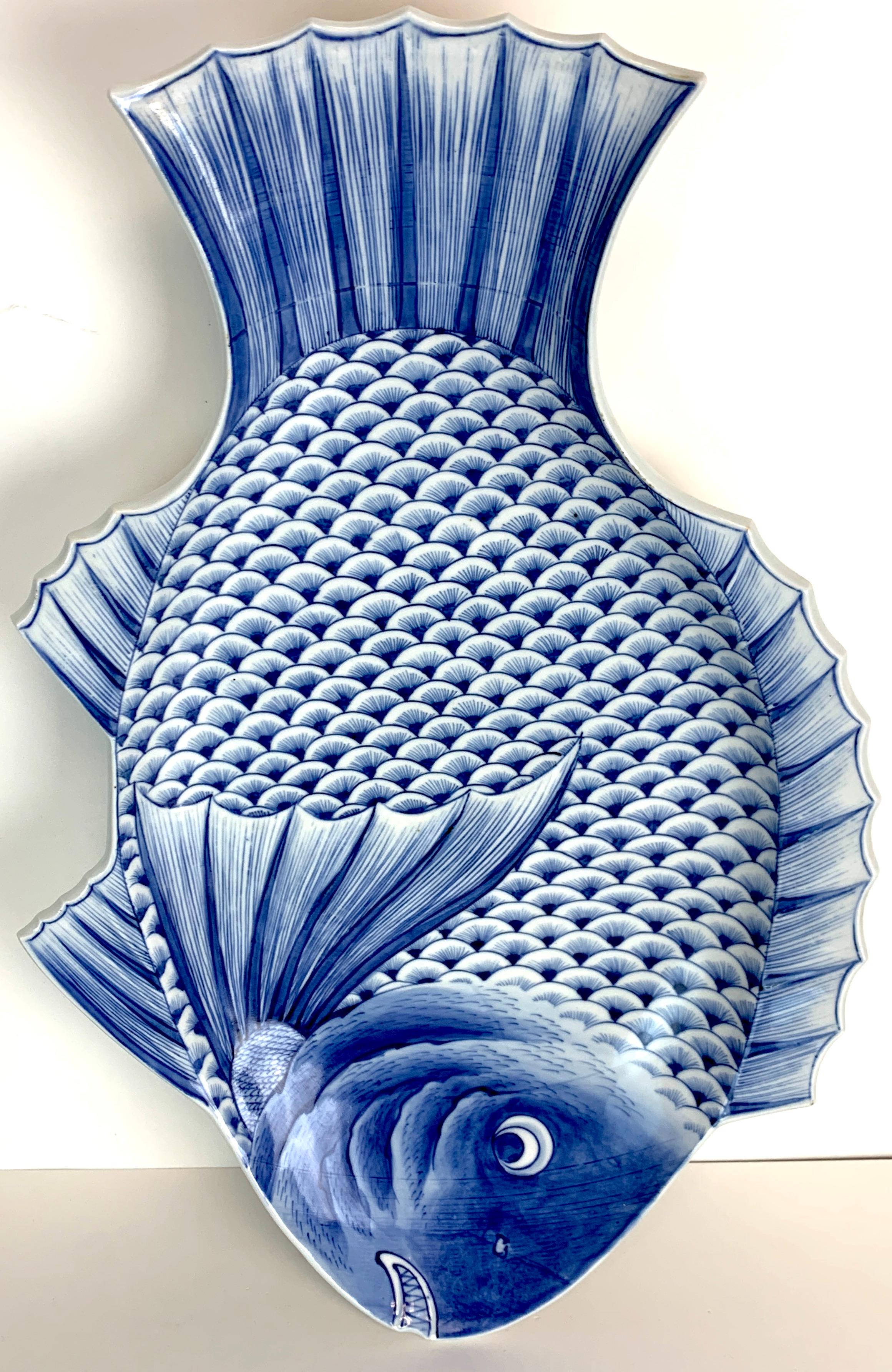 Großer blauer und weißer Meiji-Imari-Fischteller von Fukagawa VII 2