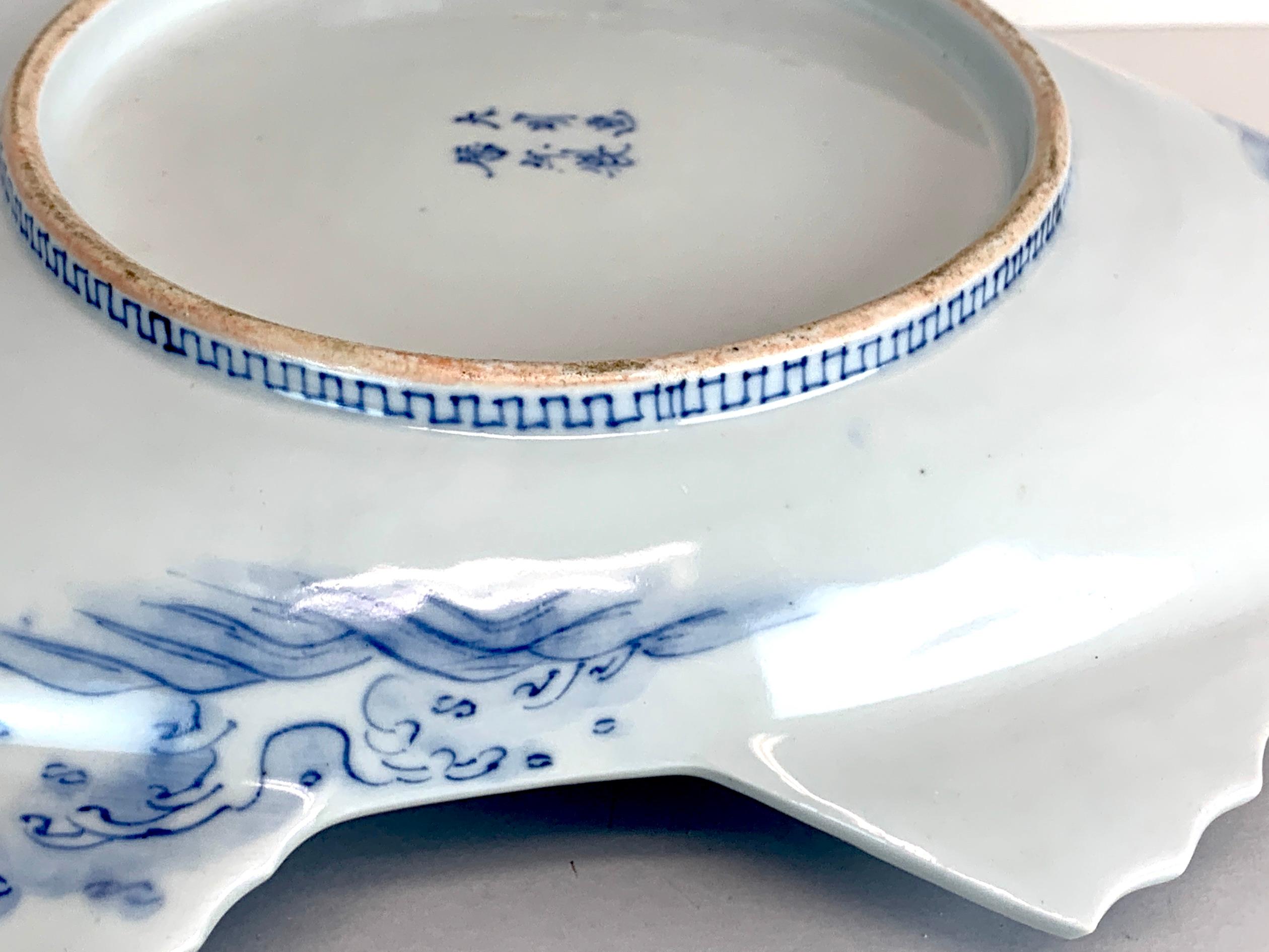 Großer blauer und weißer Meiji-Imari-Fischteller von Fukagawa VII 8