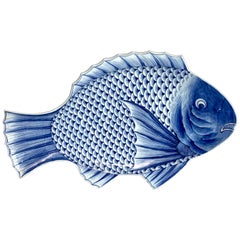 Großer blauer und weißer Meiji-Imari-Fischteller von Fukagawa VII