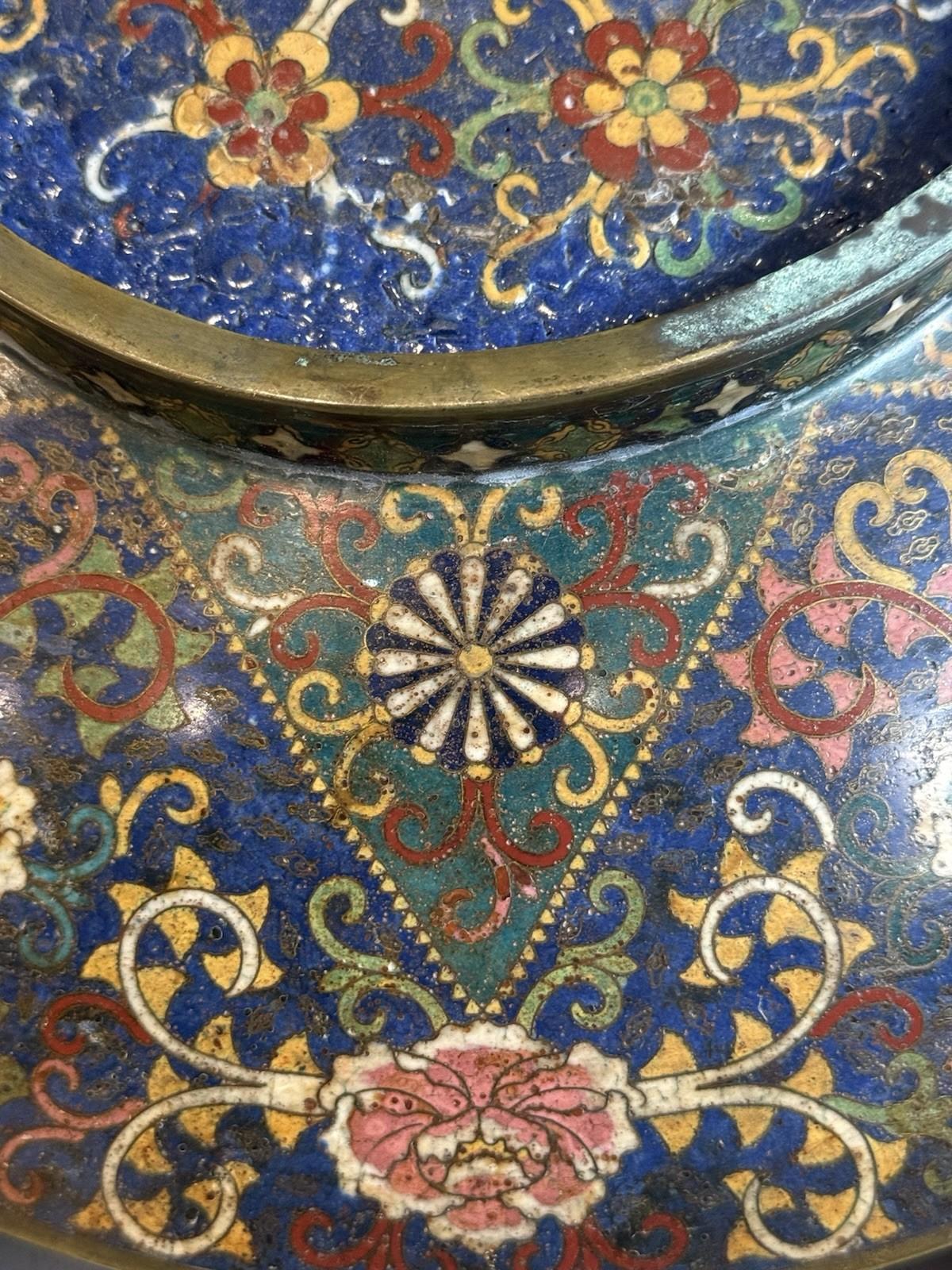 Grand chargeur japonais Meiji en émail cloisonné Grues Pivoines Papillons Floral en vente 3