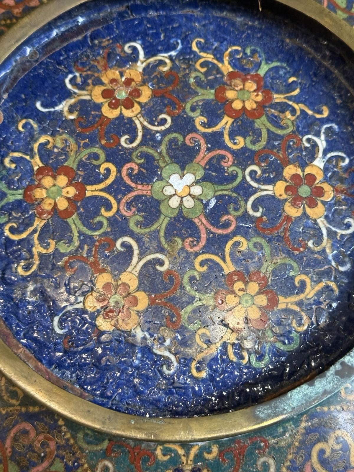 Grand chargeur japonais Meiji en émail cloisonné Grues Pivoines Papillons Floral en vente 4