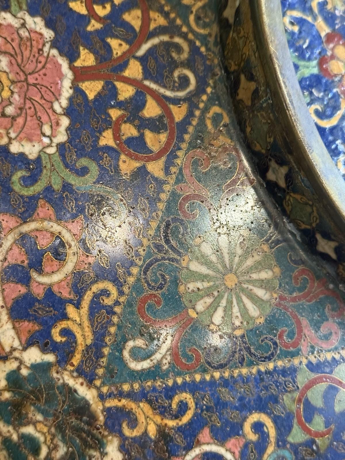 Grand chargeur japonais Meiji en émail cloisonné Grues Pivoines Papillons Floral en vente 5