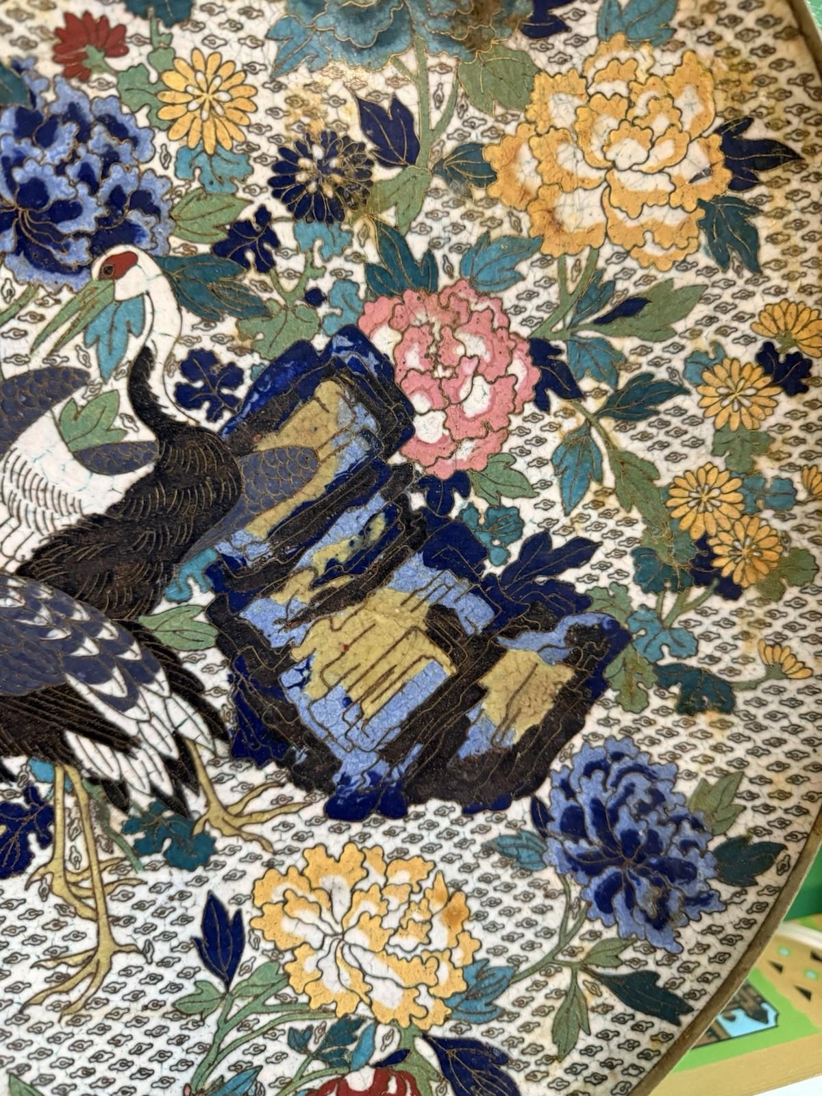 Japonais Grand chargeur japonais Meiji en émail cloisonné Grues Pivoines Papillons Floral en vente