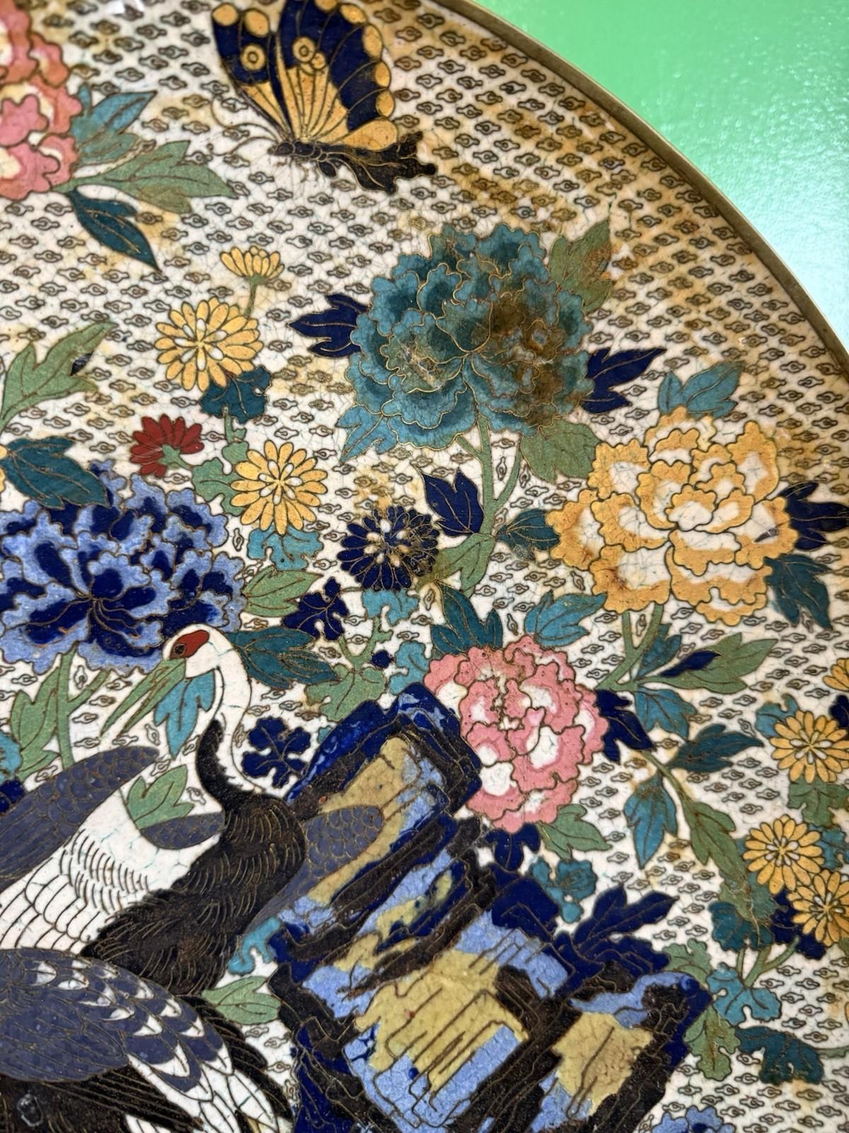 Cloisonné Grand chargeur japonais Meiji en émail cloisonné Grues Pivoines Papillons Floral en vente