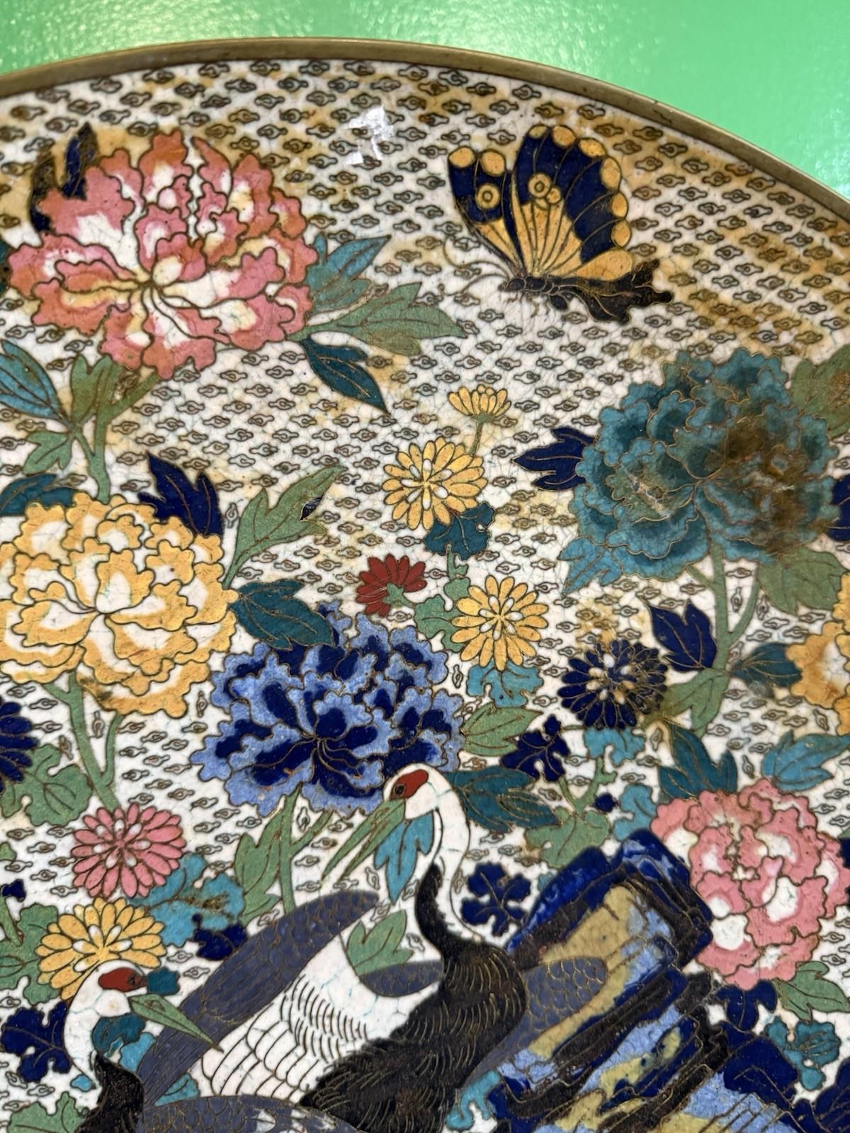 Grand chargeur japonais Meiji en émail cloisonné Grues Pivoines Papillons Floral Bon état - En vente à Long Island City, NY