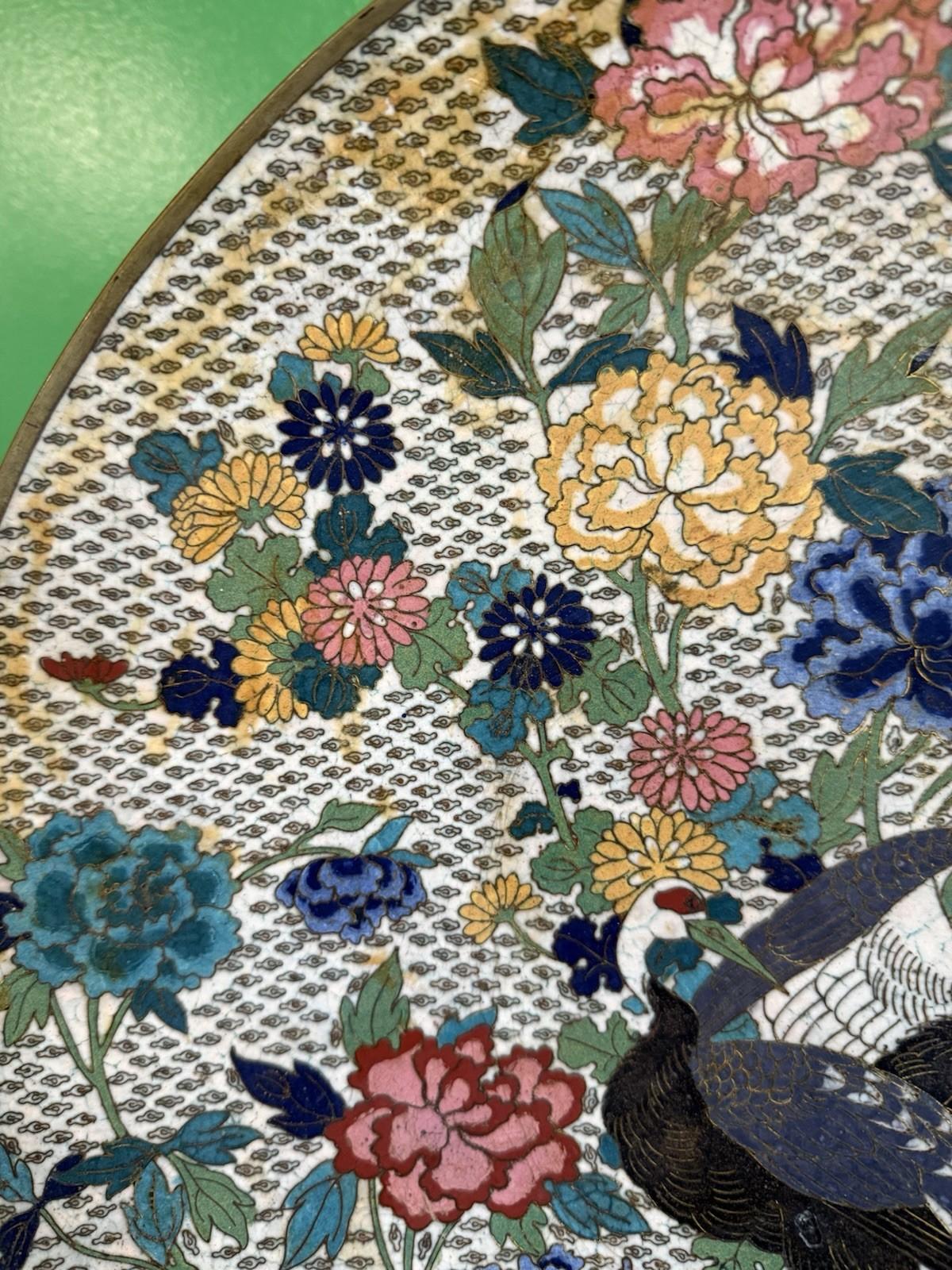 XIXe siècle Grand chargeur japonais Meiji en émail cloisonné Grues Pivoines Papillons Floral en vente