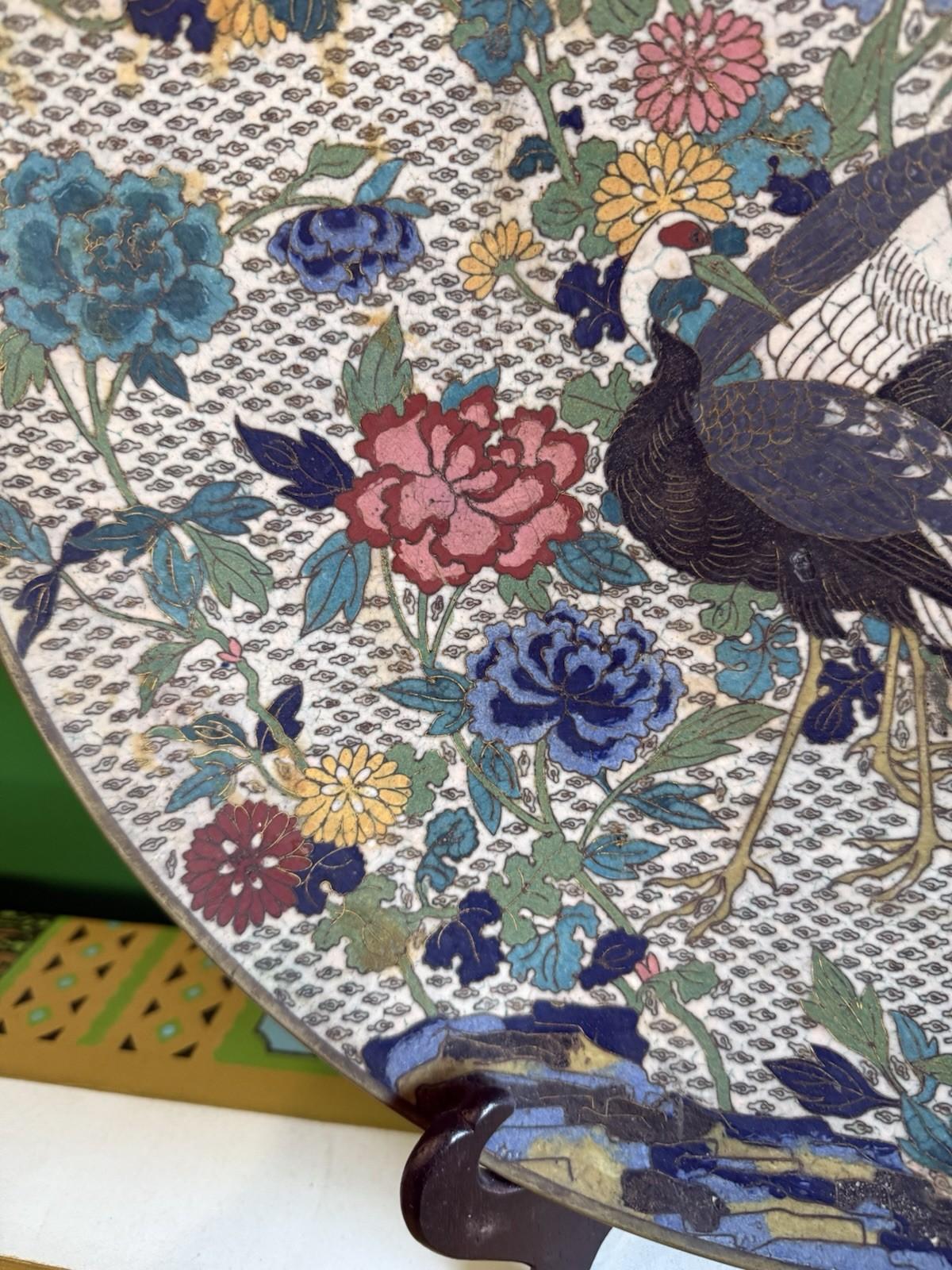 Émail Grand chargeur japonais Meiji en émail cloisonné Grues Pivoines Papillons Floral en vente