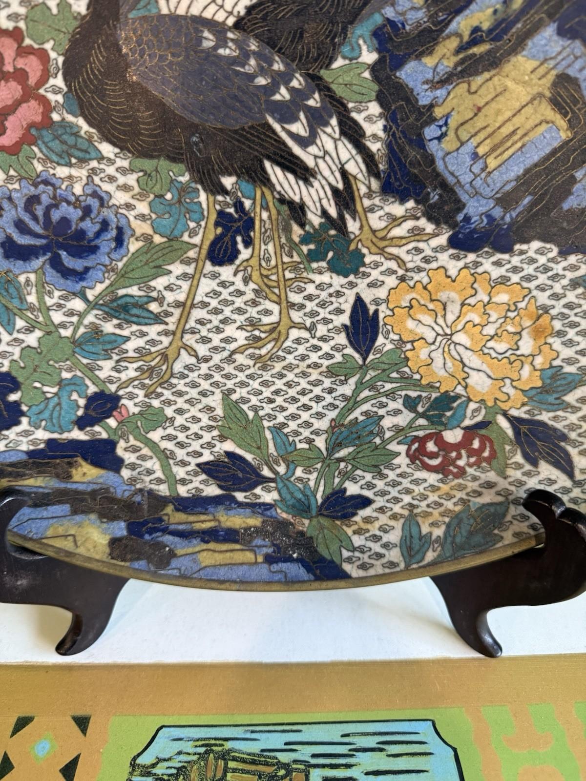 Grand chargeur japonais Meiji en émail cloisonné Grues Pivoines Papillons Floral en vente 1