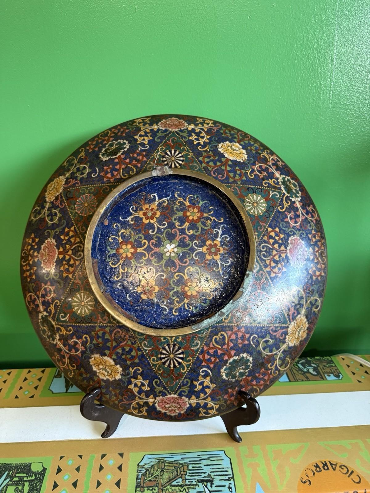 Grand chargeur japonais Meiji en émail cloisonné Grues Pivoines Papillons Floral en vente 2