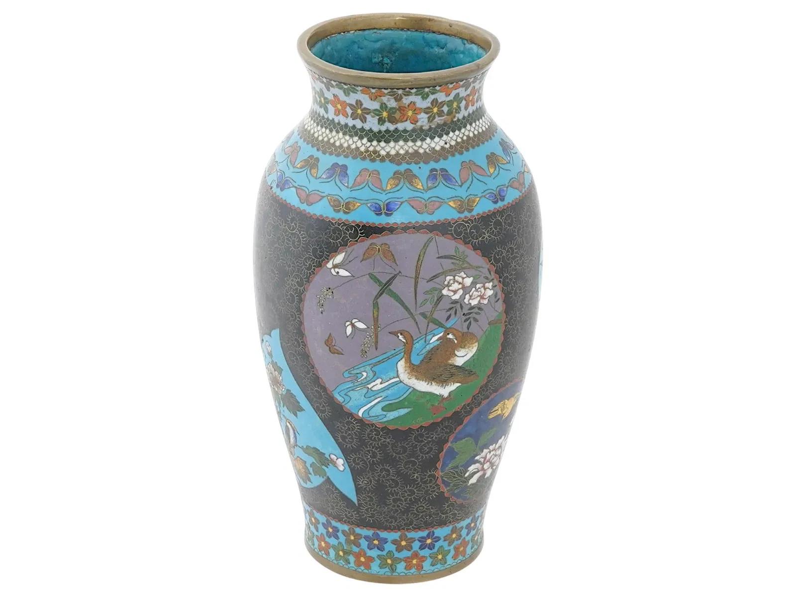 Vase en émail cloisonné de la période Meiji, finement réalisé au Japon, décoré de multiples médaillons en émail sur un fond texturé de charbon de bois. Chaque panneau présente une scène différente, y compris des fleurs, des oiseaux et un médaillon