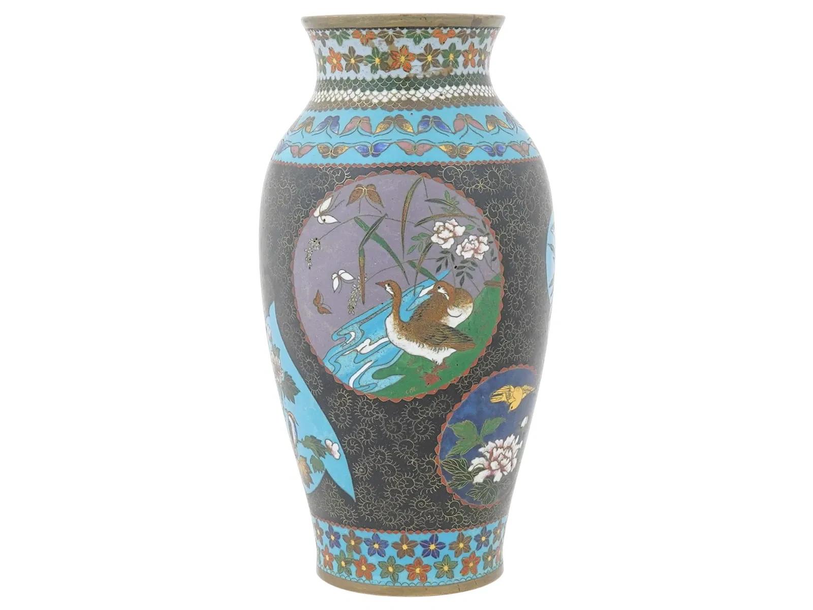 Japonais Grand vase japonais Meiji en émail cloisonné avec poissons, canards et fleurs Shippo en vente