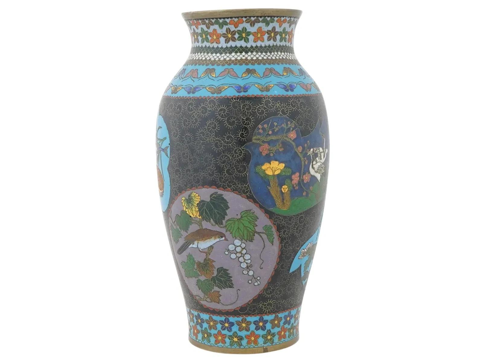 Cloisonné Grand vase japonais Meiji en émail cloisonné avec poissons, canards et fleurs Shippo en vente