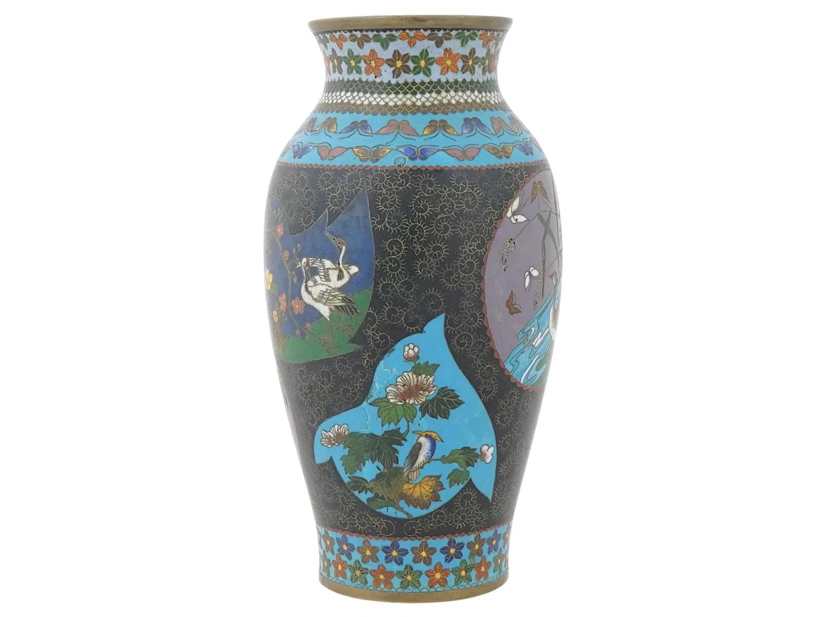 Grand vase japonais Meiji en émail cloisonné avec poissons, canards et fleurs Shippo Bon état - En vente à Long Island City, NY