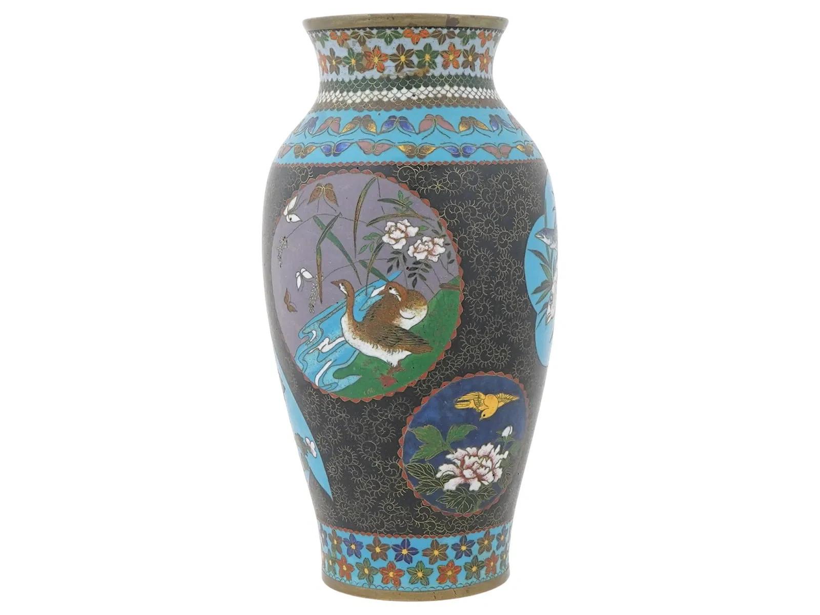 XIXe siècle Grand vase japonais Meiji en émail cloisonné avec poissons, canards et fleurs Shippo en vente