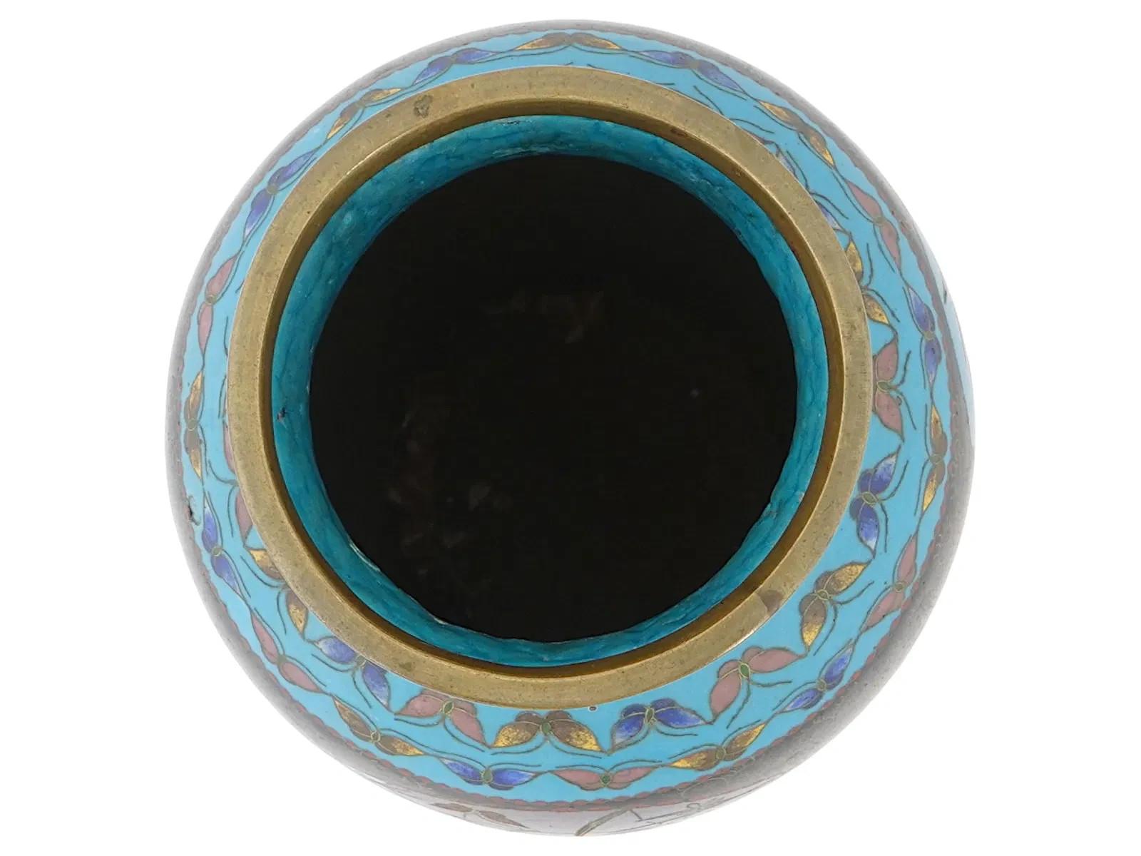 Émail Grand vase japonais Meiji en émail cloisonné avec poissons, canards et fleurs Shippo en vente