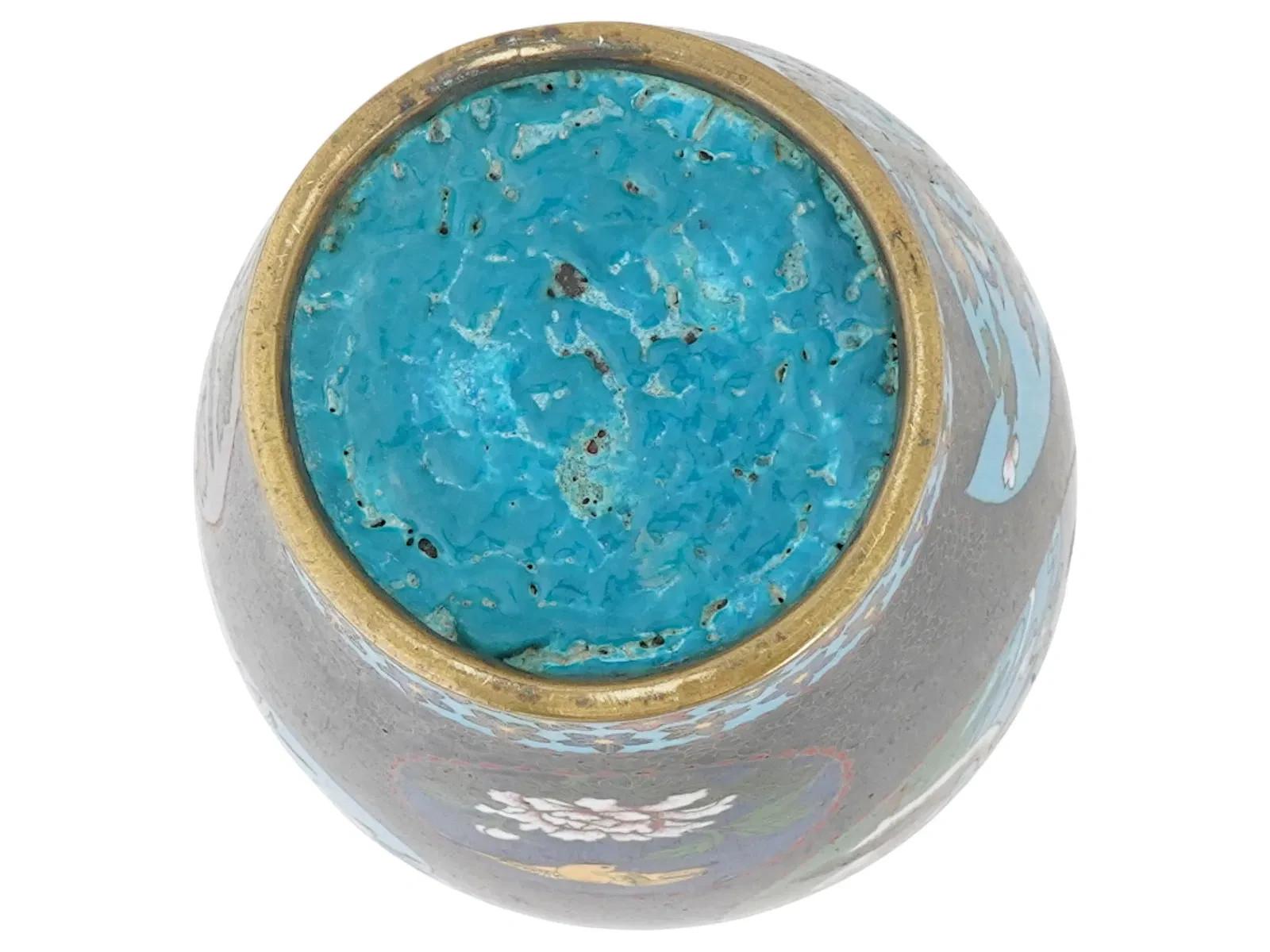 Grand vase japonais Meiji en émail cloisonné avec poissons, canards et fleurs Shippo en vente 1