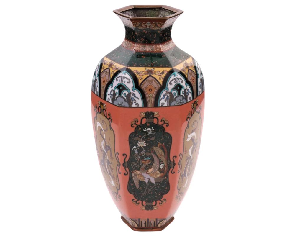 Vase japonais ancien en cuivre, pierre dorée et émail cloisonné de la période Meiji, 1868-1912. Il présente une forme ovoïde élancée et effilée qui s'élève jusqu'à un col octogonal à la taille courte et à l'embouchure évasée. Le corps lobé est
